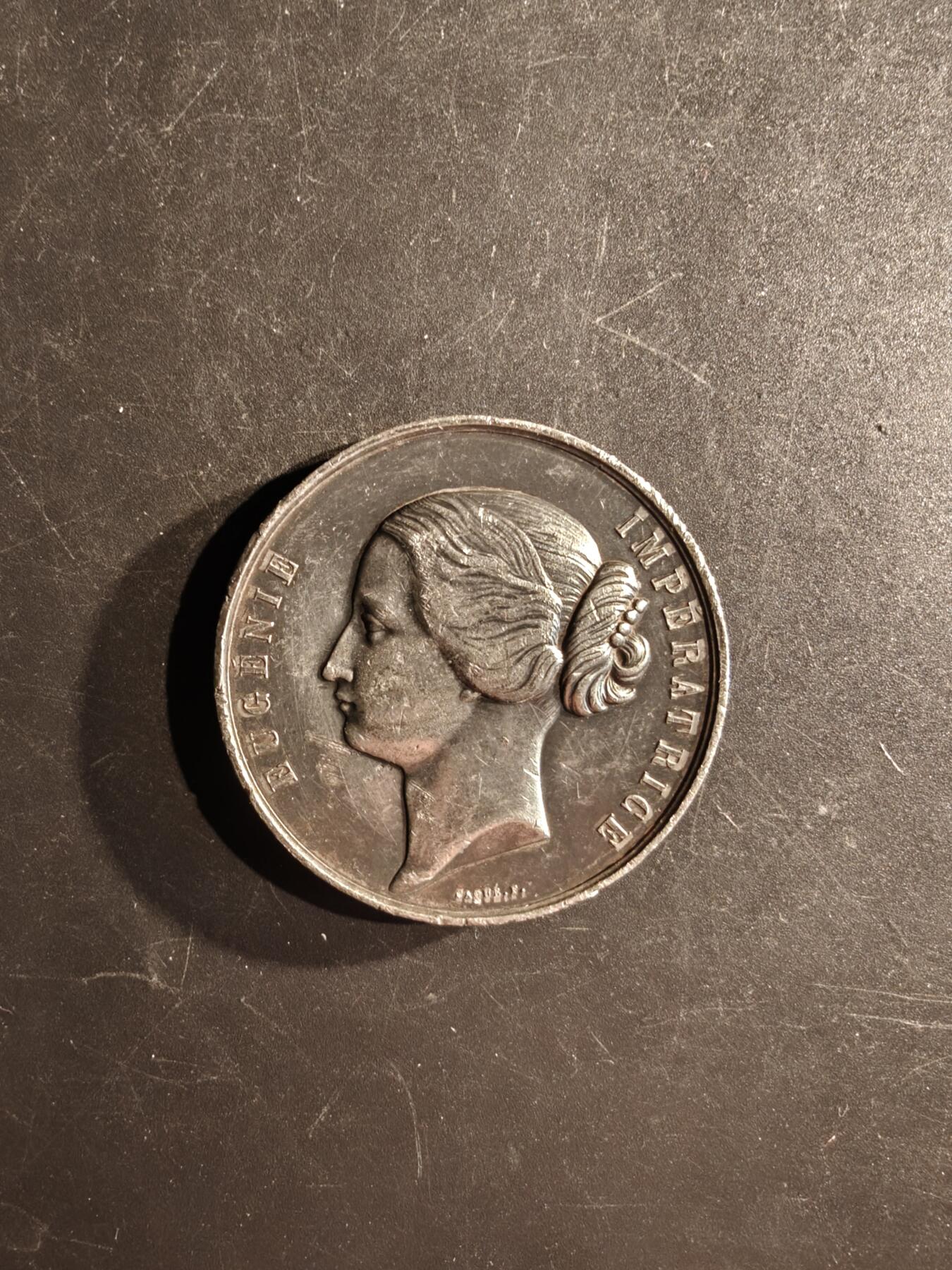 老王徽章第167期 法国1855 年巴黎世界博览会纪念章     展示了巴黎工业宫的场景     直径49mm.    重量49.5g