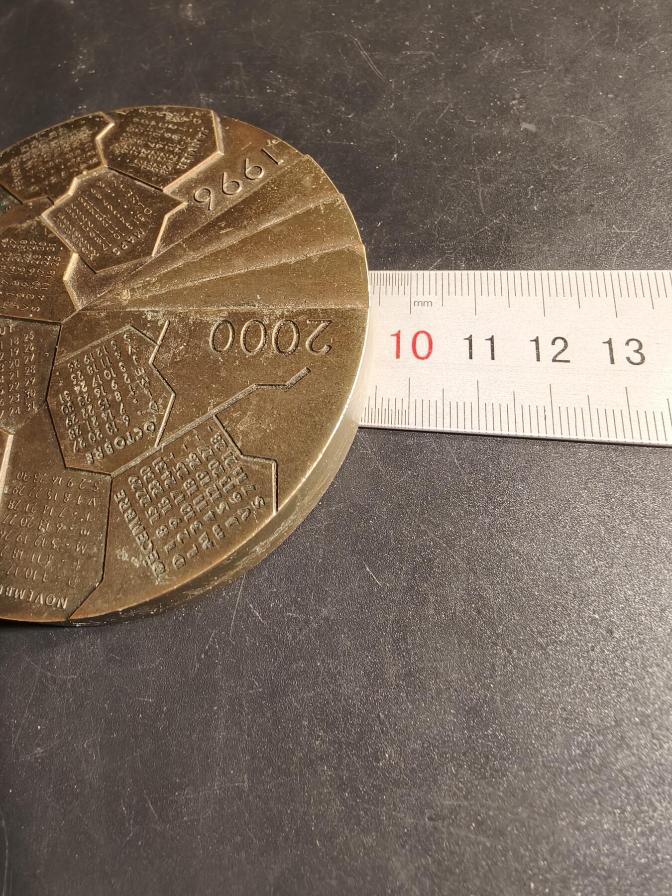 老王徽章第167期 法国1996-2000年年历大铜章      直径94mm.    重量680g