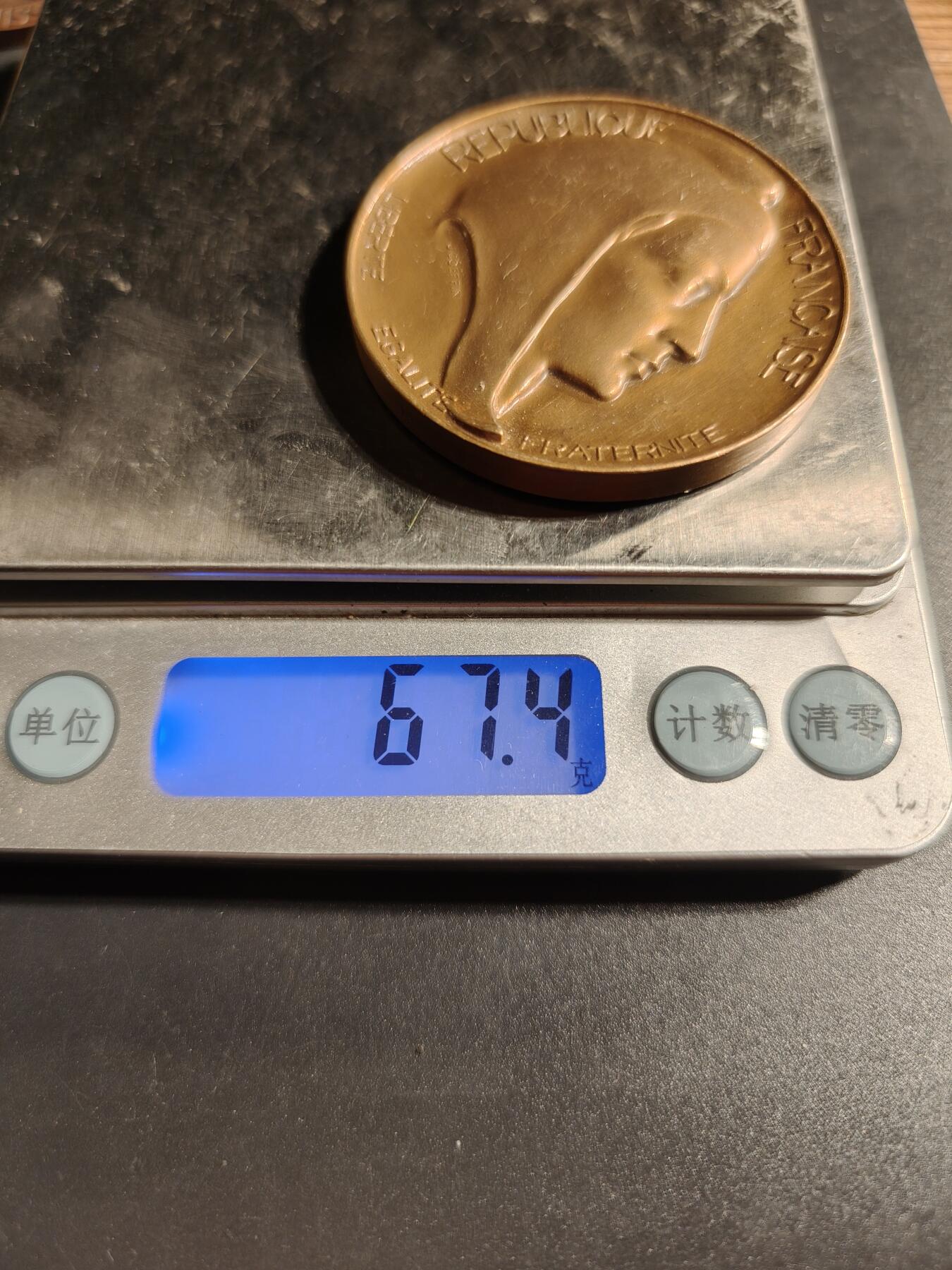 老王徽章第167期 法国维埃纳市参议员赠大铜章      直径50mm.    重量67.4g