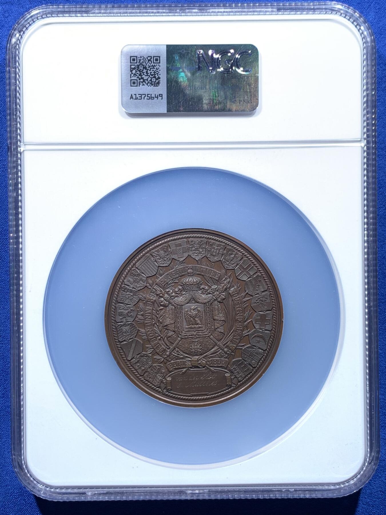 《竞宝斋》第444场 周日，周一，2场连拍 （全场包邮） NGC MS64BN 法国1855年巴黎世博会纪念大铜章，60mm，顶级高分。拿三章牌中的热门品种，20国徽章环绕波拿巴家族鹰徽，众星捧月，繁复华丽，记录拿破仑三世的巅峰时刻。手指边铭原铸品，加大加厚盒装