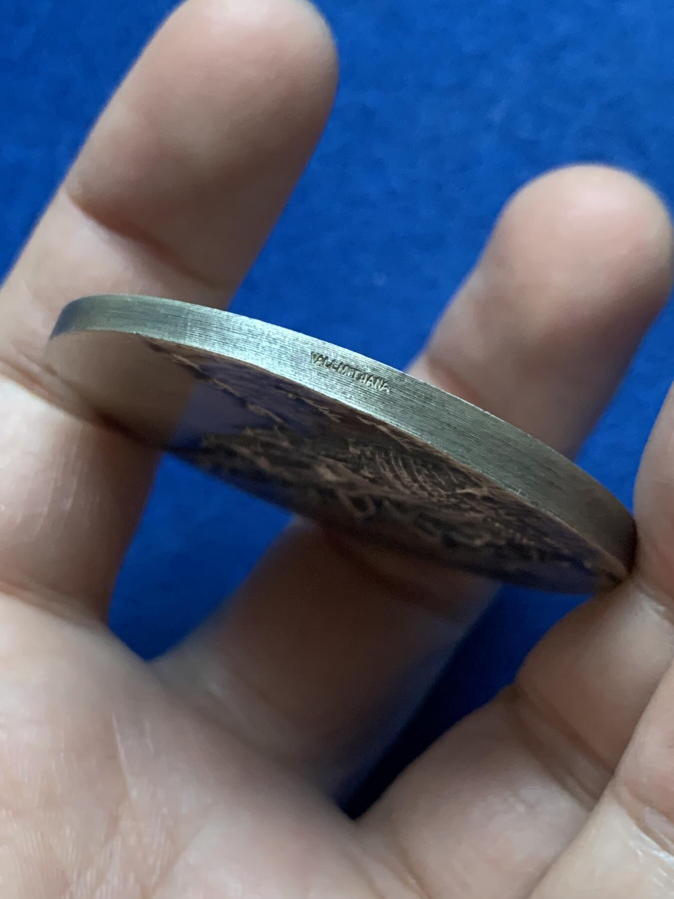 《竞宝斋》第444场 周日，周一，2场连拍 （全场包邮） 1972年西班牙巴塞罗那第十届国际航海博览会纪念银章 61.9克 49.5mm 带盒 正面：配备112门火炮的