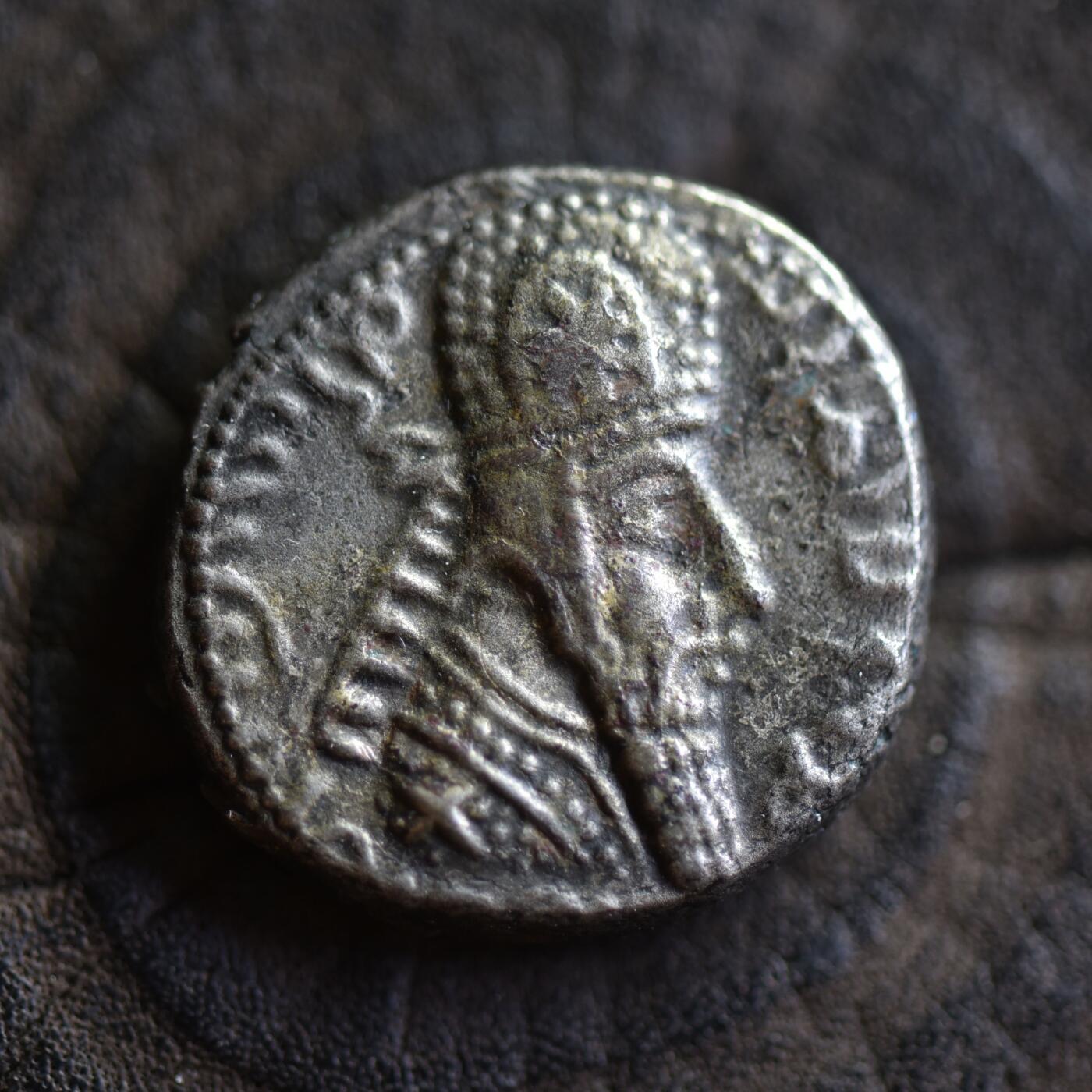 【良泉】【2025年最后一场】12月18日晚19.30点开拍！188组【直播场】西方古代钱币、丝路杂项、印章！ 【藏家出品C】阿尔达希尔一世，四德拉克马，13.7g 少见的萨珊早期四德拉克马银币