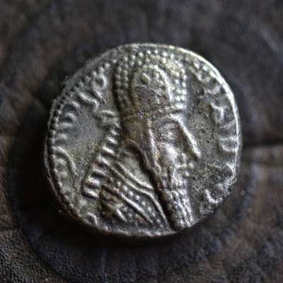 【良泉】【2025年最后一场】12月18日晚19.30点开拍！188组【直播场】西方古代钱币、丝路杂项、印章！ - 【藏家出品C】阿尔达希尔一世，四德拉克马，13.7g 少见的萨珊早期四德拉克马银币