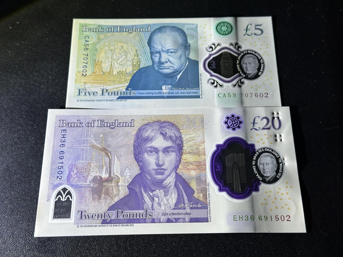 《外钞收藏家》第五百九十期（欧洲强钞、港币、硬通货及丰富裸币大拍场）（本平台长期征集拍品、欢迎藏友们联系合作） 英国查尔斯版塑料钞5和20镑 2张一起 全新UNC 全部是靓号尾2