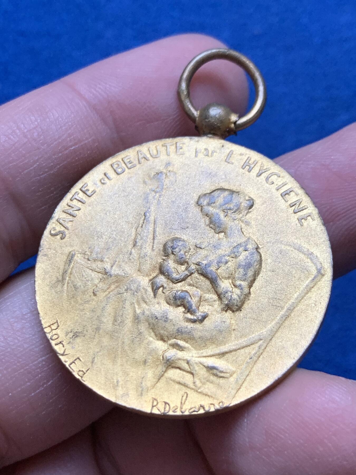 《竞宝斋》第444场 周日，周一，2场连拍 （全场包邮） 1913镀金纪念章一枚 正面人像细腻 细节见图 带环总重约20.6克 35.5mm