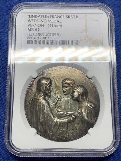 《竞宝斋》第444场 周日，周一，2场连拍 （全场包邮） - NGC MS62 法国新艺术宗教婚礼稀有大银章，著名新艺术雕刻家：弗雷德里克-夏尔.维克托.德.韦尔农，以细腻的宗教题材浮雕著称。该章为更为稀少的背面无刻字版，适合新婚、结婚纪念刻字。正面场景：描绘yesu与使徒彼得、约翰（或抹大拉的马利亚）的互动FIDELI PERSTETIS AMORE拉丁语，意为**“你们对那忠信的恒守爱心”，背面：花卉：左下角的玫瑰（象征玛利亚的纯洁）与下方的百合（象征圣