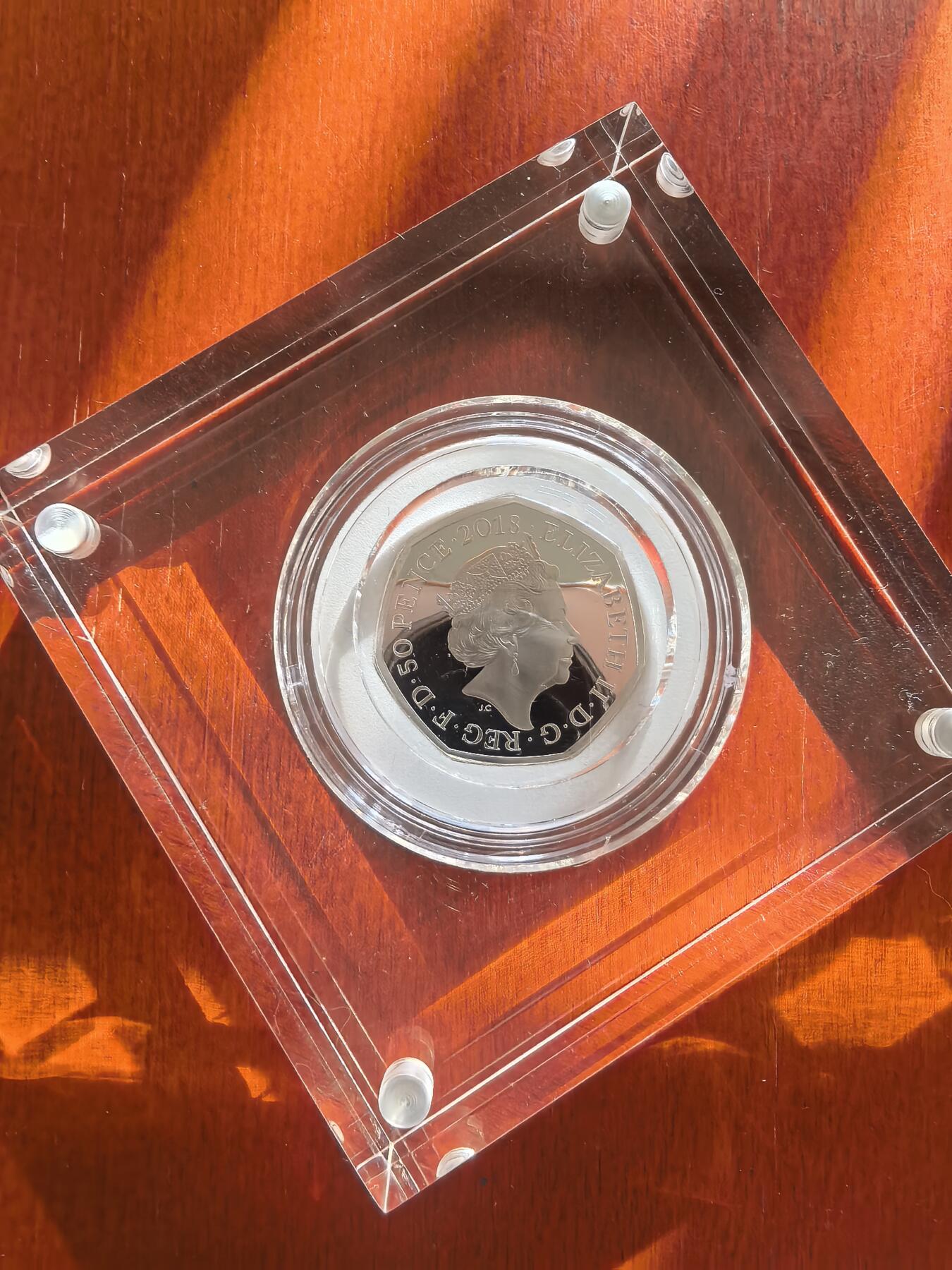 长老汇蛇年精选第七十八场拍卖 2018英国彼得兔系列老鼠迪特夫人50便士精制彩色银币，原盒证