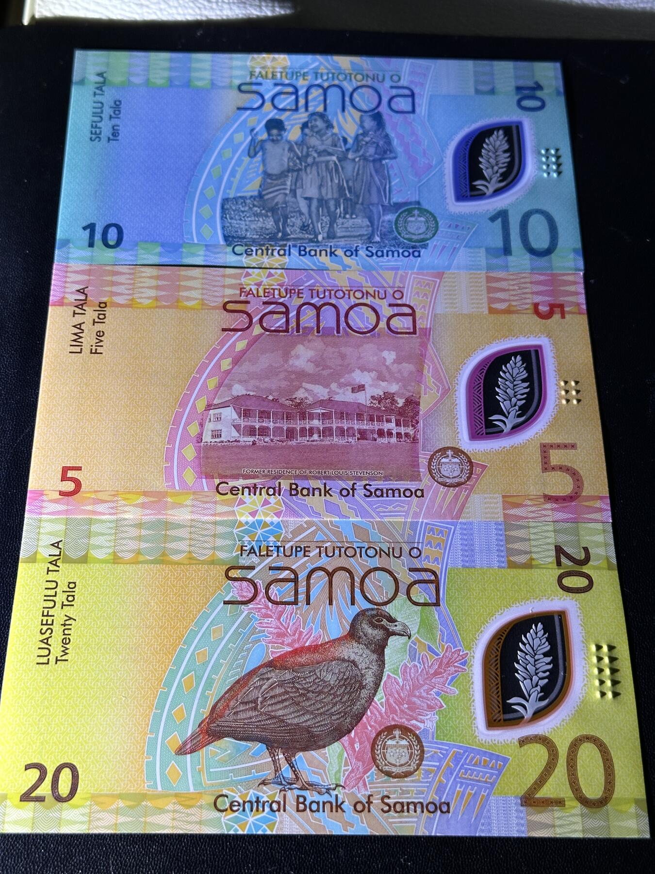 《外钞收藏家》第五百九十期（欧洲强钞、港币、硬通货及丰富裸币大拍场）（本平台长期征集拍品、欢迎藏友们联系合作） 萨摩亚10、20塔拉 2张是全同号千位号2601 /5塔拉是AA冠尾601靓号 三张一起 全新UNC