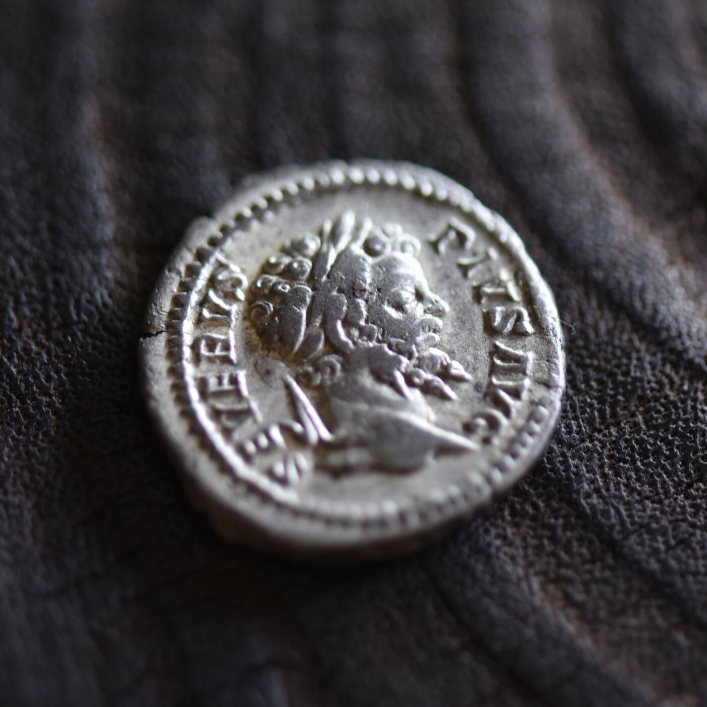 【良泉】【2025年最后一场】12月18日晚19.30点开拍！188组【直播场】西方古代钱币、丝路杂项、印章！ 【藏家出品D】古罗马塞普蒂米乌斯·塞维鲁（193年-211年）“慷慨女神”第纳尔银币，3.76克