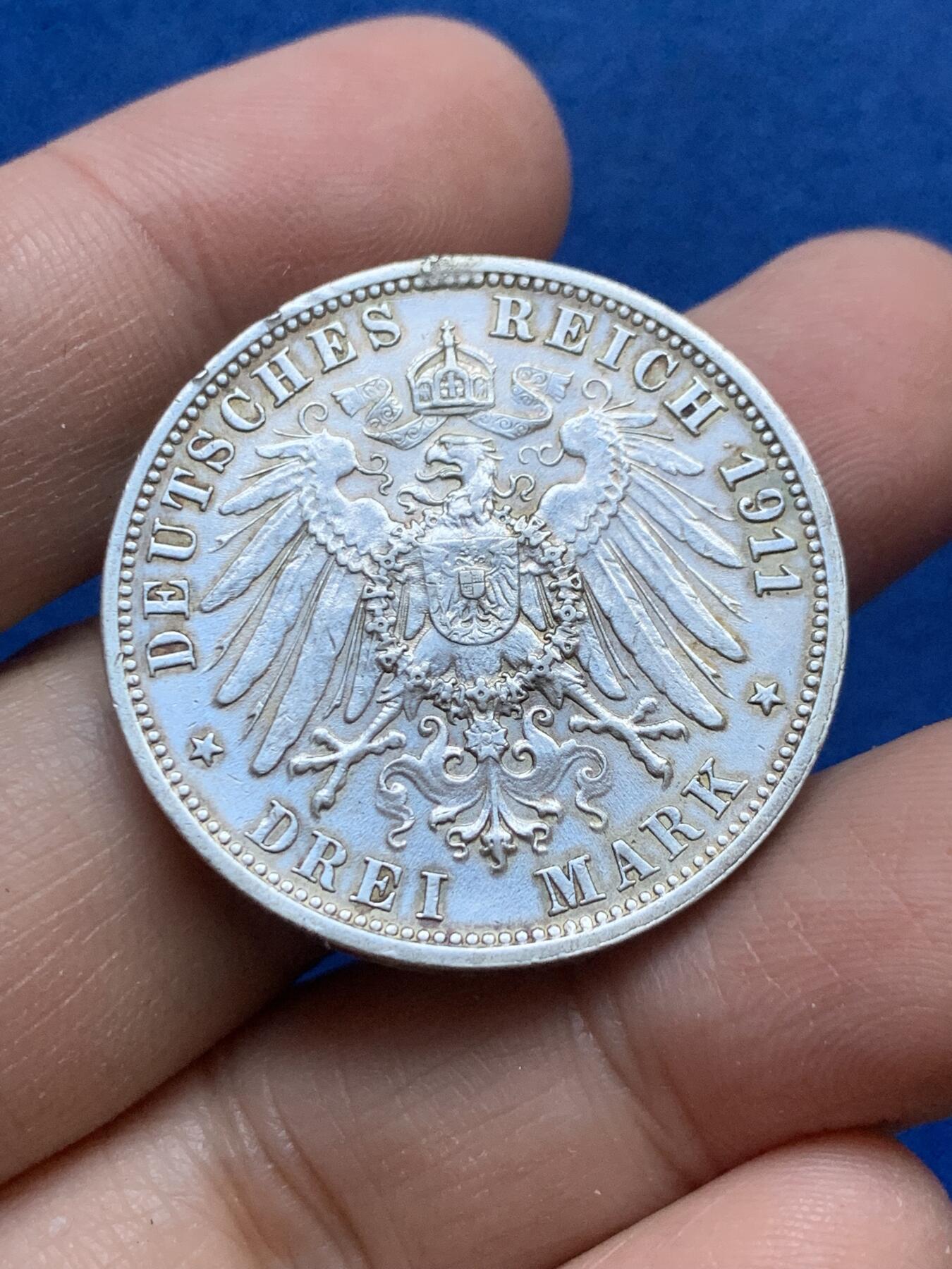 《竞宝斋》第444场 周日，周一，2场连拍 （全场包邮） 德国1911年符腾堡威廉二世银婚3马克银币 打制清晰，人像面轻度磨损，状态不错，光亮，顶部有焊接痕迹。