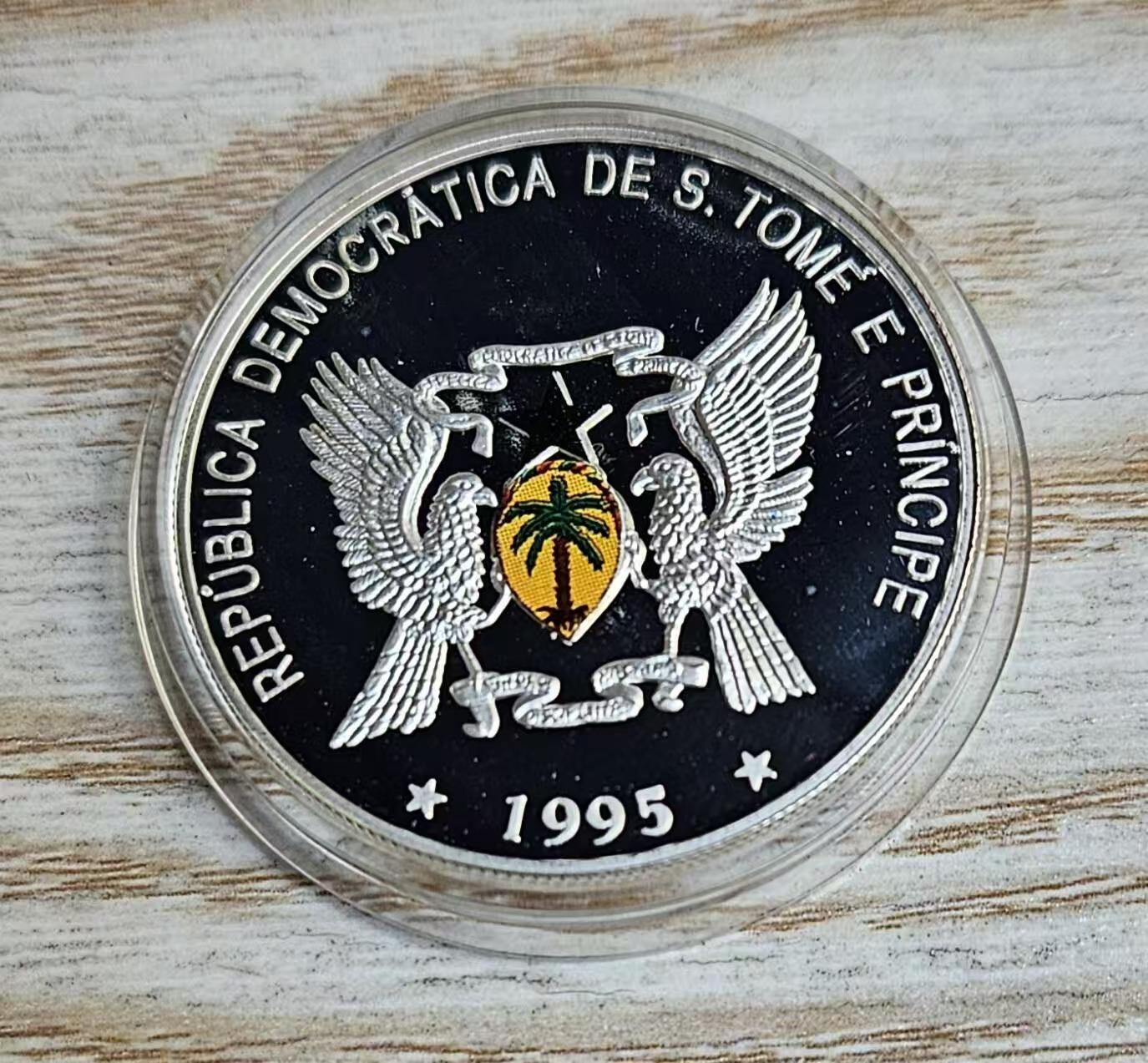 ❤️【币观天下】❤️ 第333期钱币拍卖- 2025.12.5周五晚上6点半场-长期征集拍品 圣多美1995年鹦鹉双面彩色银币25克世界上第一款双面彩色币