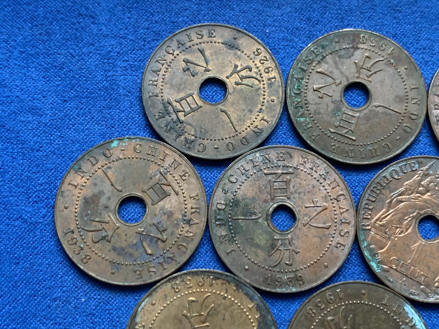 《竞宝斋》第444场 周日，周一，2场连拍 （全场包邮） 十枚一组 法属印支1926年-1939年百分之一中孔铜币