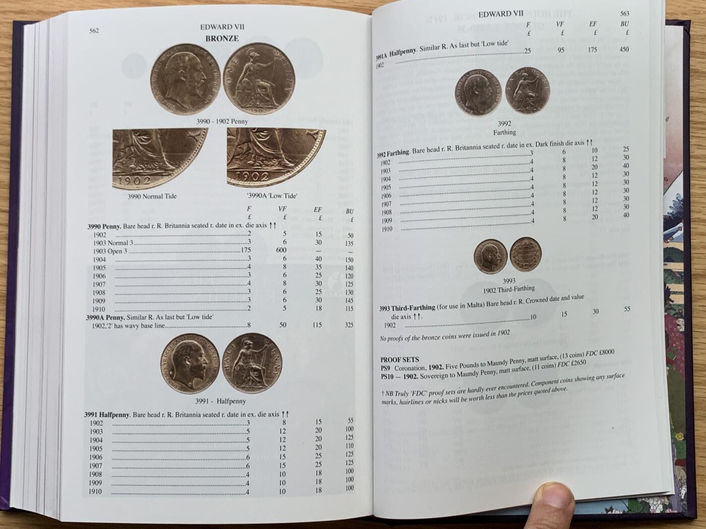 《竞宝斋》第444场 周日，周一，2场连拍 （全场包邮） 2025最新版英国钱币标准目录，完整收录英国从打制币到10进制前的钱币，英系藏家必备，PCGS和NGC官方参考目录，约1.15公斤。