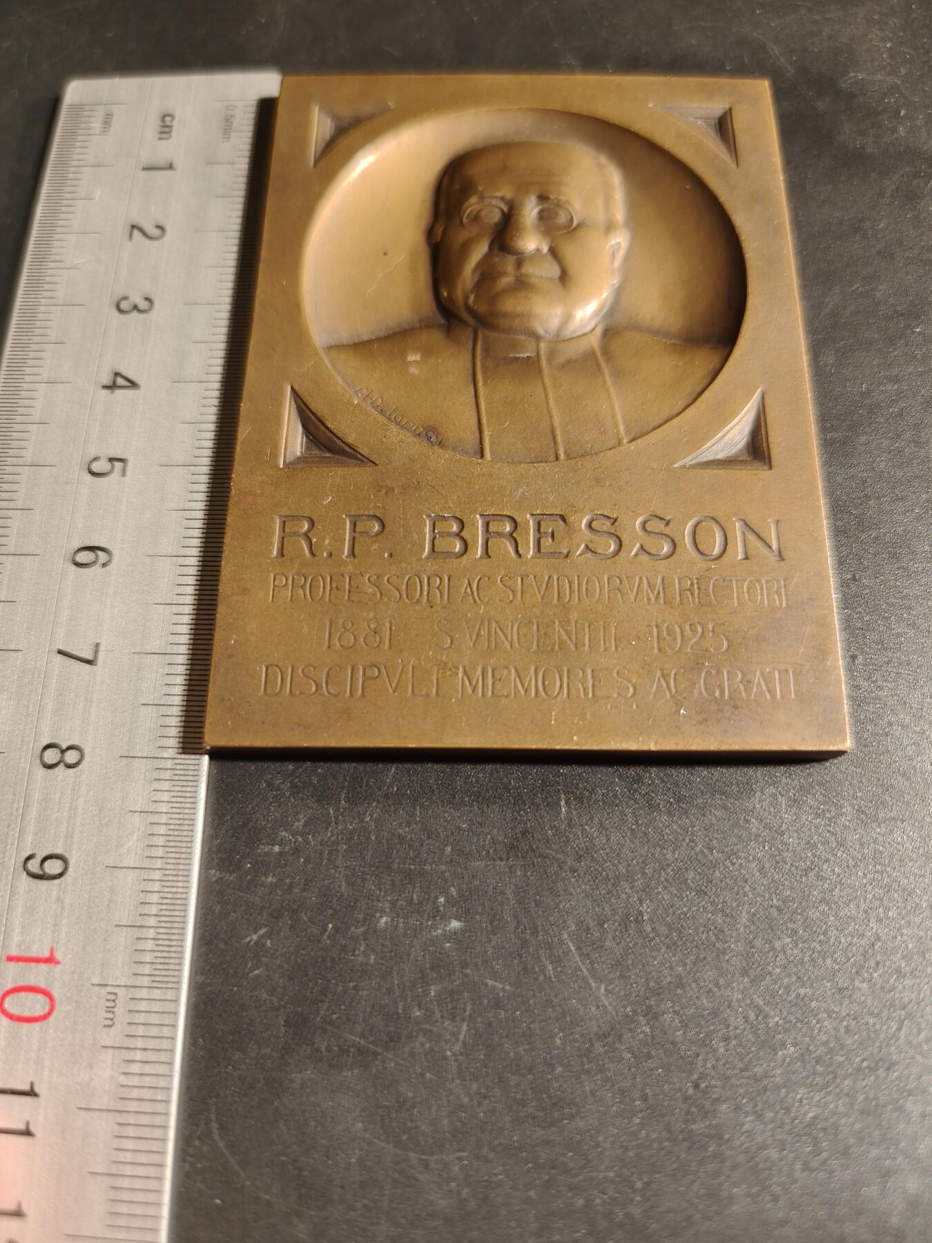老王徽章第167期 意大利R.P. BRESSON教授方形大铜章     尺寸57×80mm.     重量148.7g