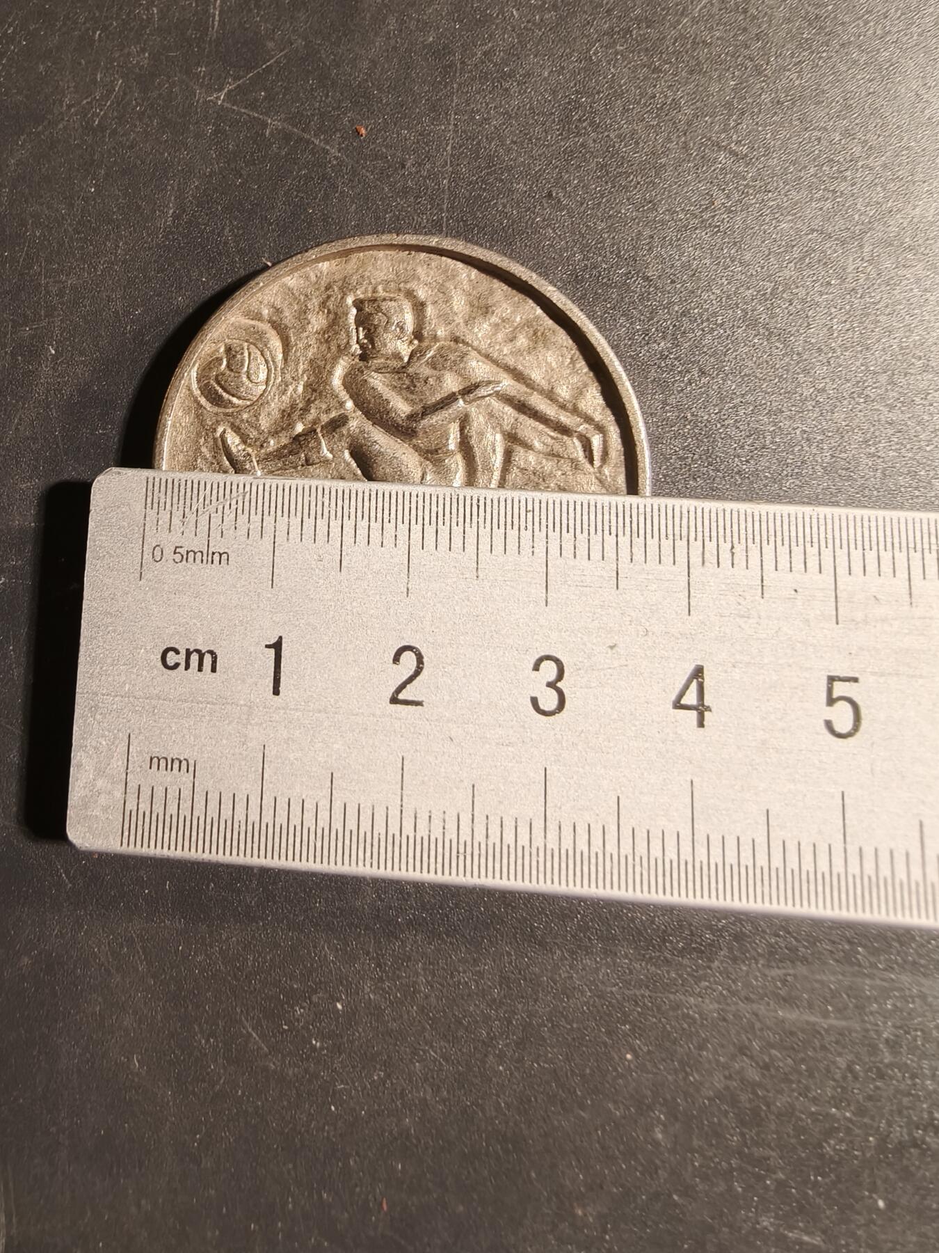 老王徽章第167期 法国1972年柏林青年奥运会足球项目纪念章     直径38mm.    重量19.1g