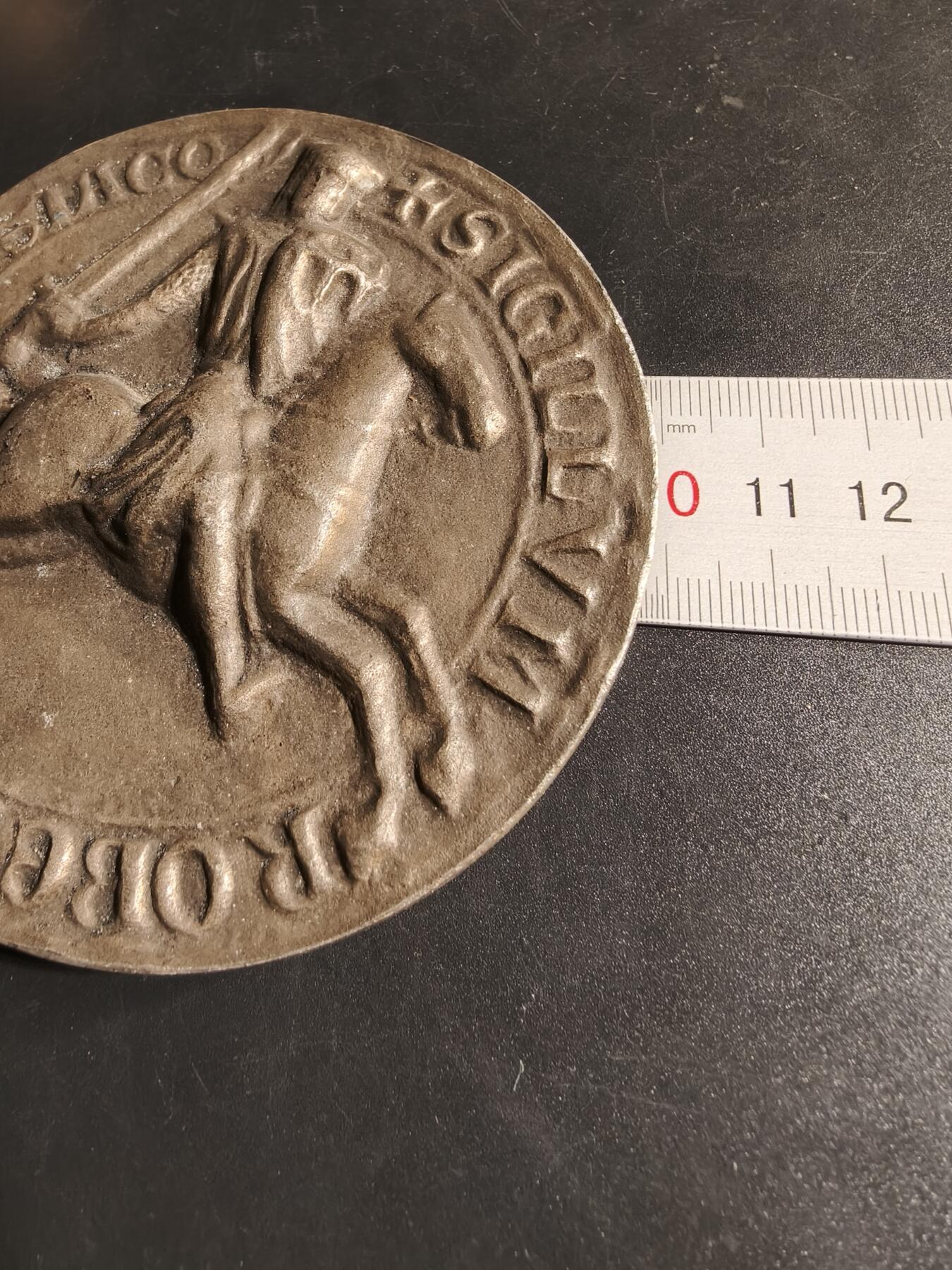 老王徽章第167期 法国Simca汽车制造公司（菲亚特旗下）纪念章       正面为骑马的古典风格骑士     直径99mm.     重量420.9g