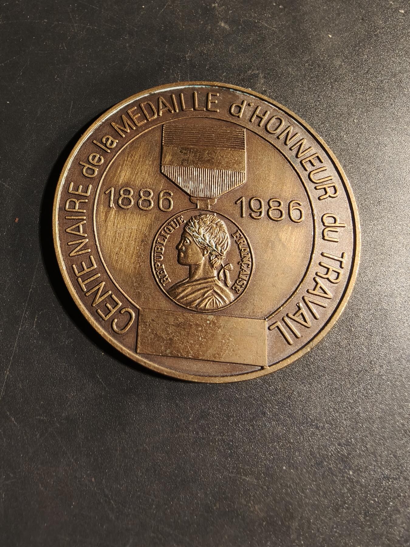 老王徽章第167期 法国劳动荣誉奖章百年纪念章      直径61mm.    重量68.5g