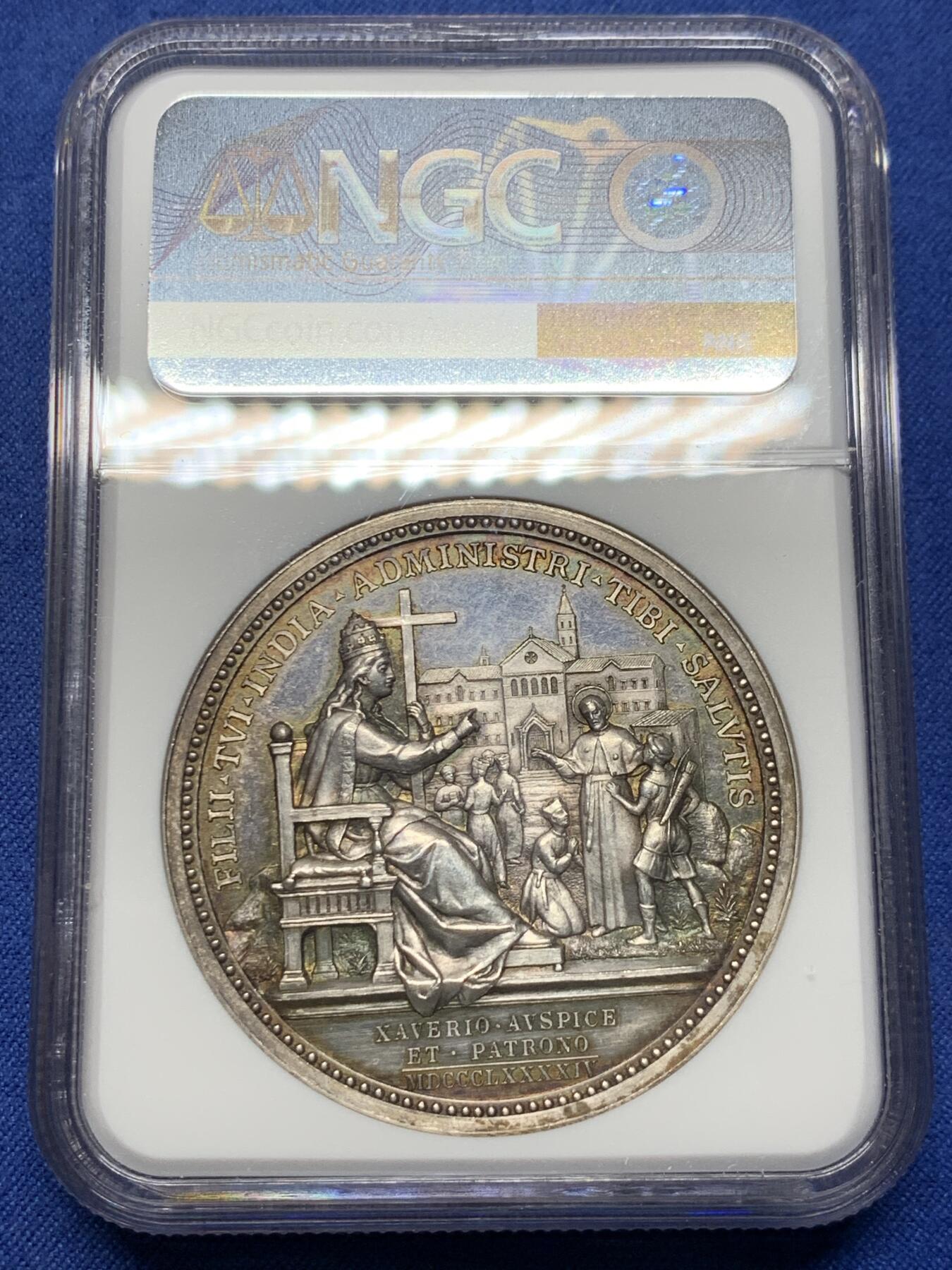 《竞宝斋》第444场 周日，周一，2场连拍 （全场包邮） NGC MS63 高分 1894年梵蒂冈教皇利奥十三世纪念建立印度教区高浮雕精美银章 ，人物栩栩如生，淡彩包浆，细节丝丝入扣，不可多见的珍品。加厚盒