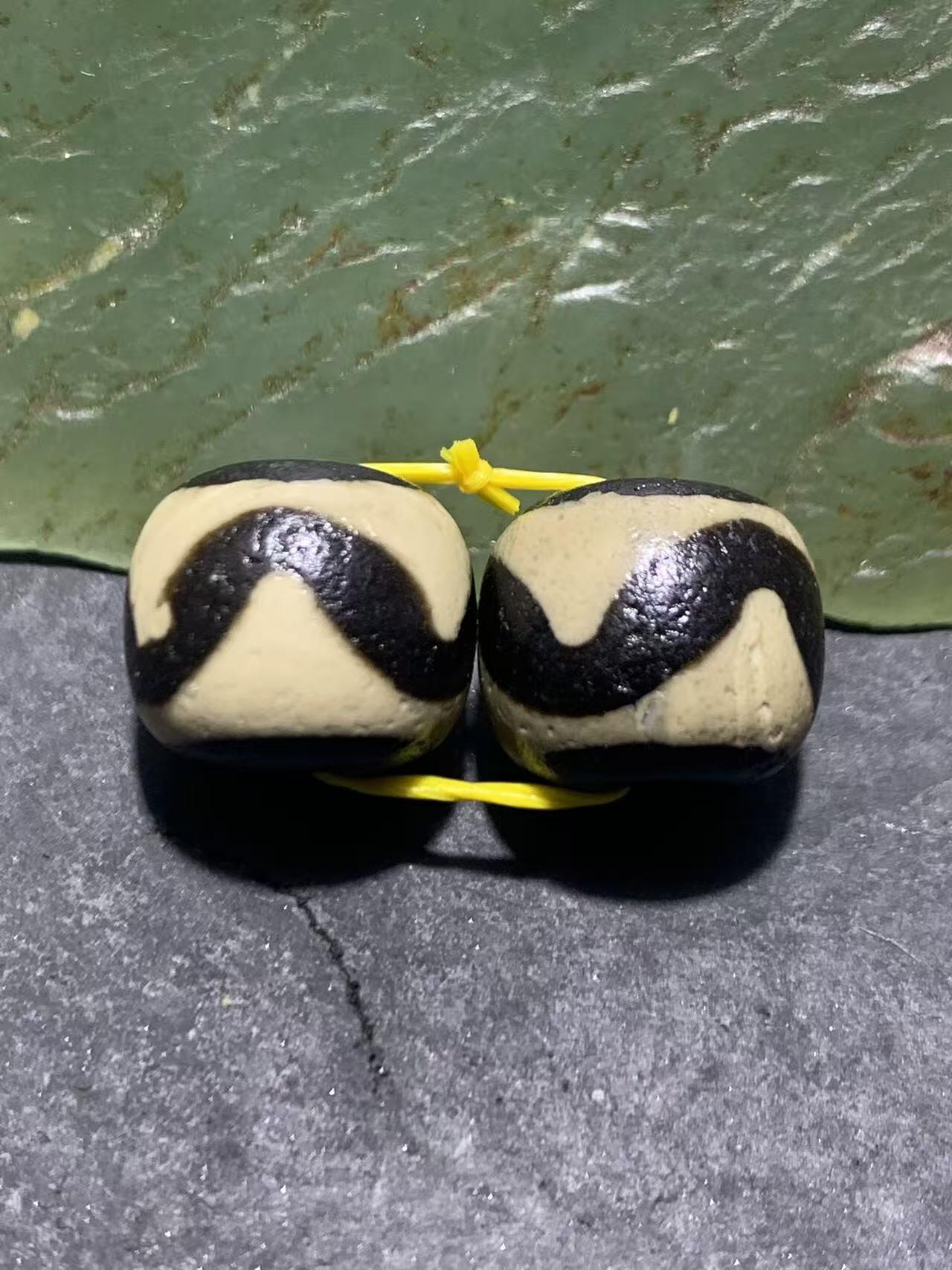 精美藏传虎牙天珠一对，。