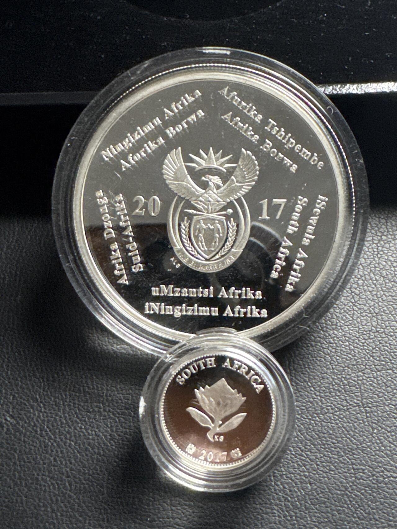 ❤️【币观天下】❤️ 第333期钱币拍卖- 2025.12.5周五晚上6点半场-长期征集拍品 获奖币南非2017年心脏移植手术精制银币大小一对（分开包装版）