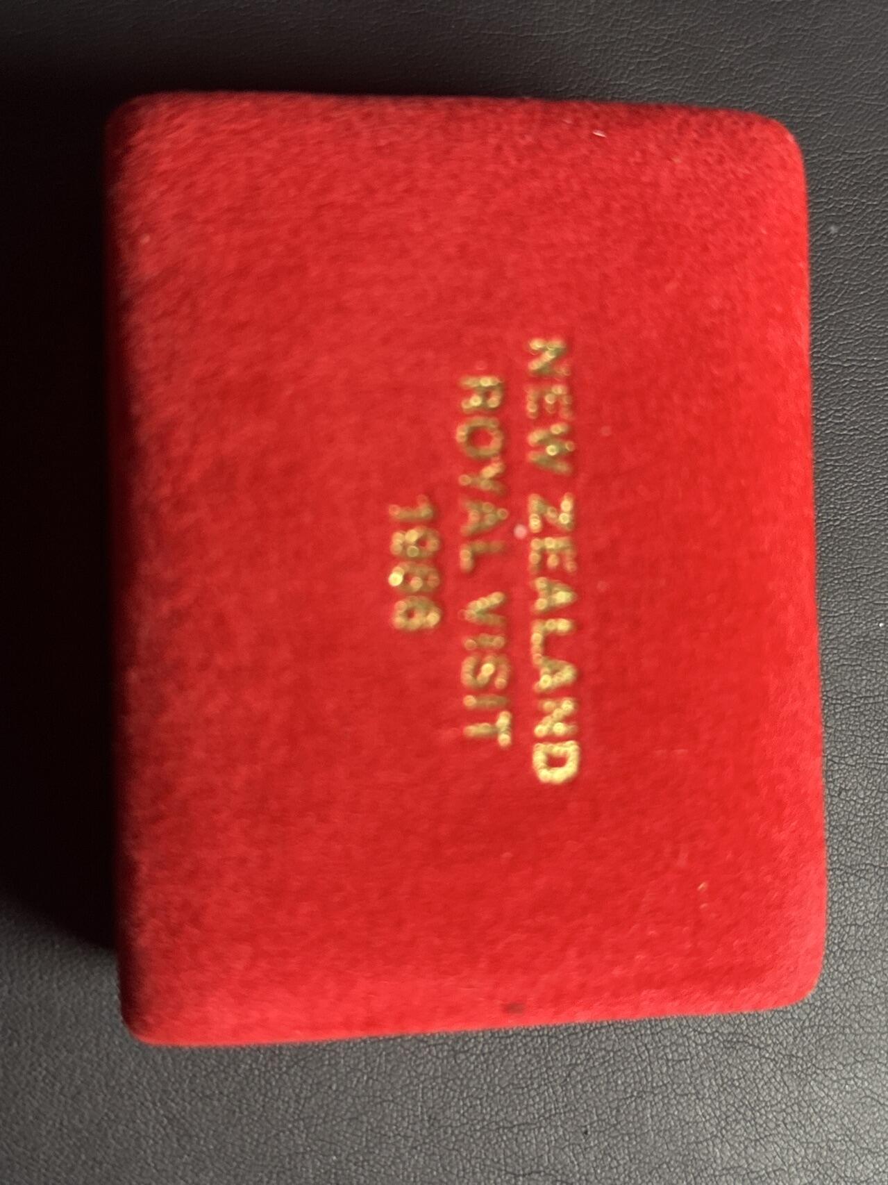 ❤️【币观天下】❤️ 第333期钱币拍卖- 2025.12.5周五晚上6点半场-长期征集拍品 新西兰1986年伊丽莎白女王登基1盎司精制纪念银币盒证齐全