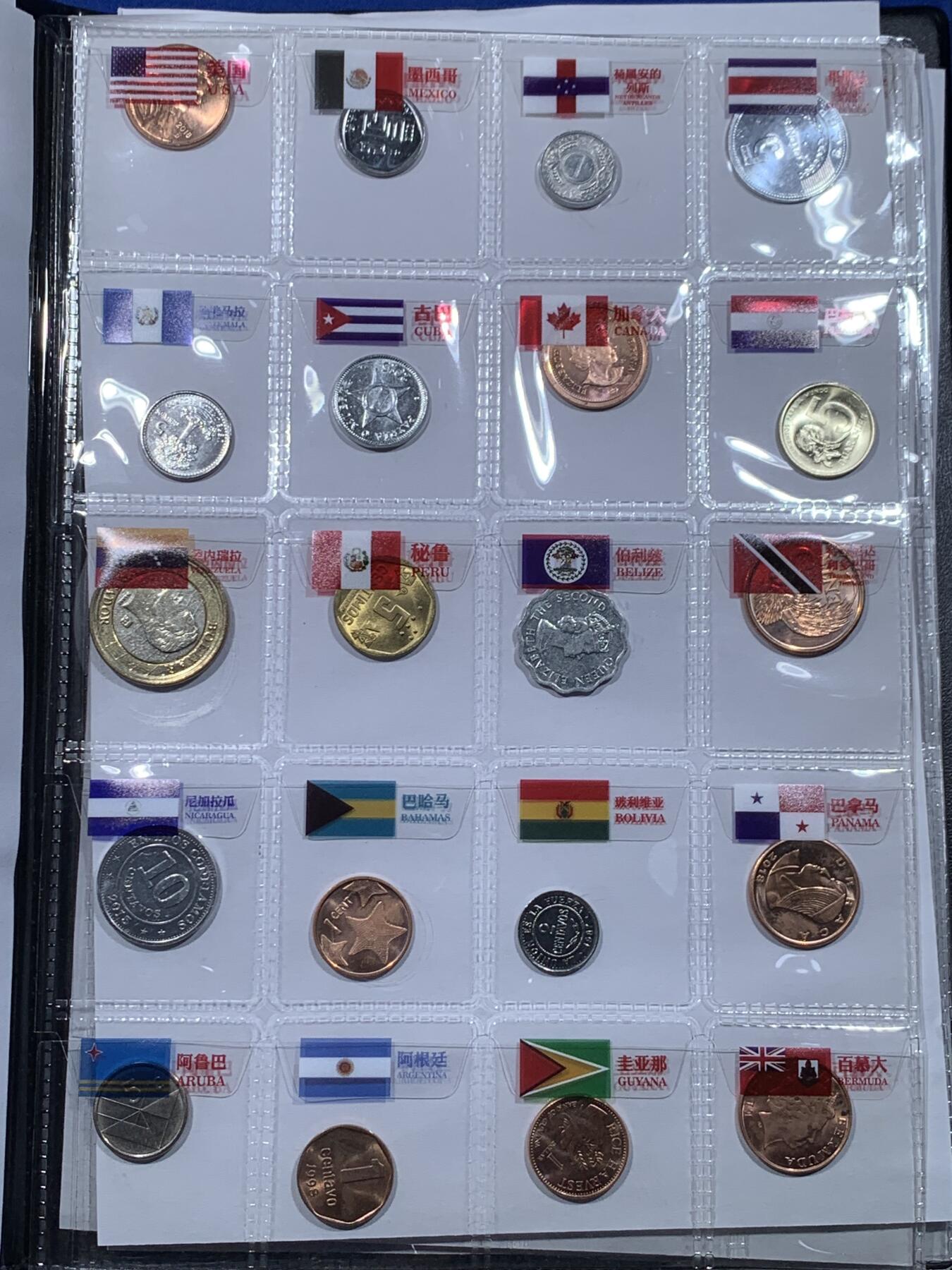 《竞宝斋》第444场 周日，周一，2场连拍 （全场包邮） 世界120国硬币大全套珍藏册 甄选世界120个国家120枚硬币集装成册，自带国旗标签和可自由装取的硬币格与透明内页，细节见图。