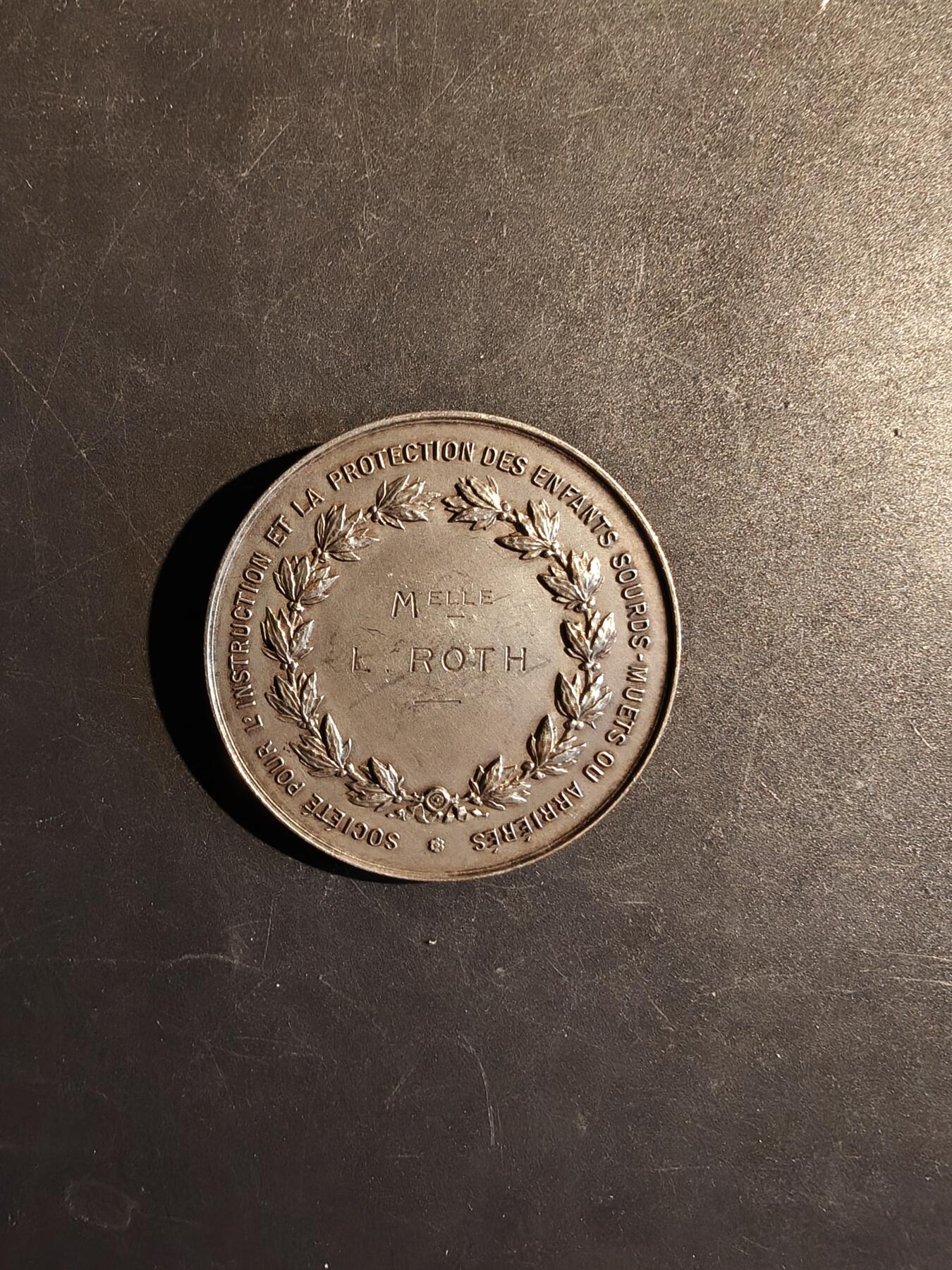 老王徽章第167期 法国保护耳聋、耳哑或发育迟缓儿童大铜章     直径50mm.    重量54.3g