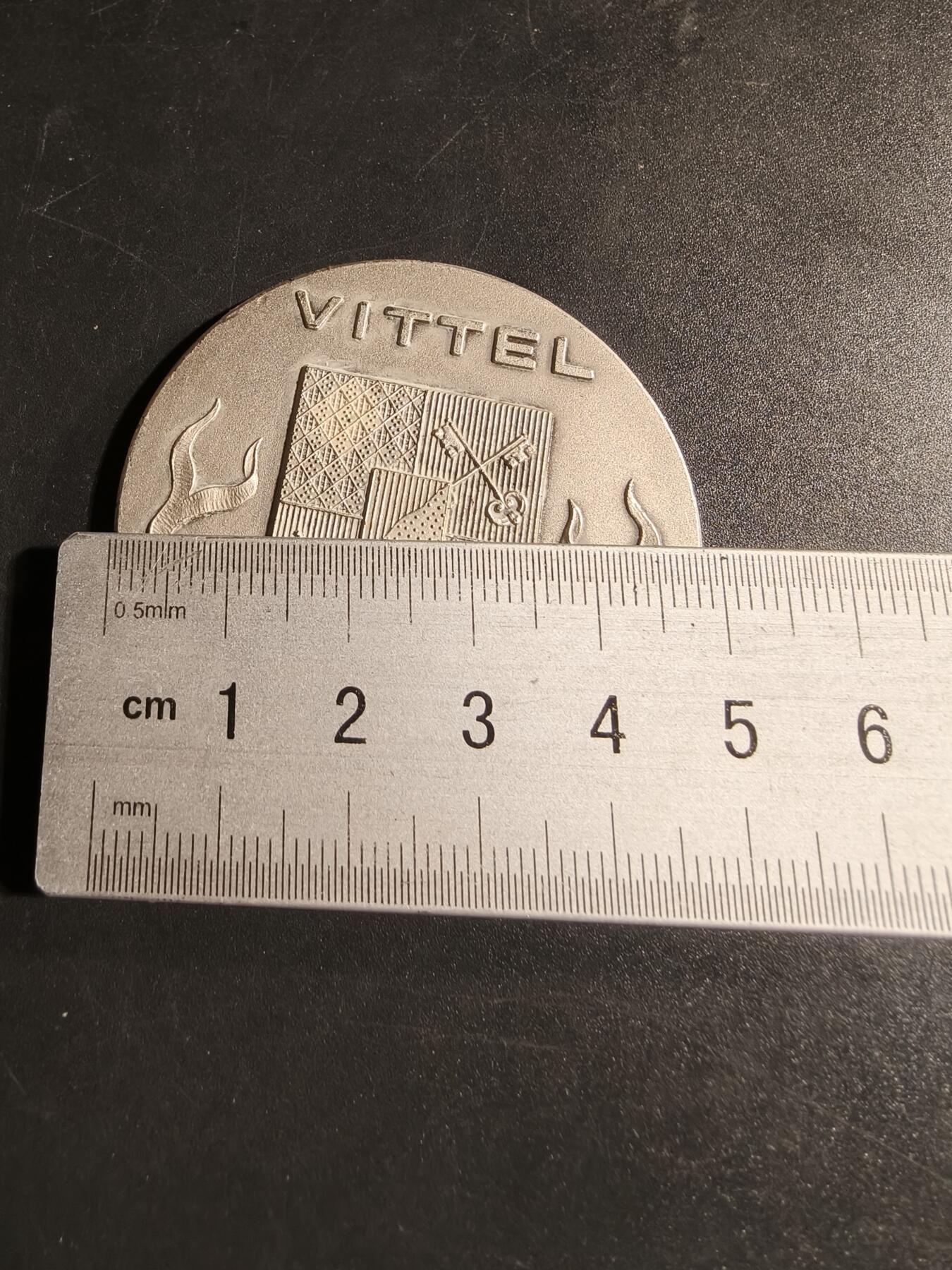 老王徽章第167期 法国维泰尔市镀银大铜章     直径50mm.    重量44.5g