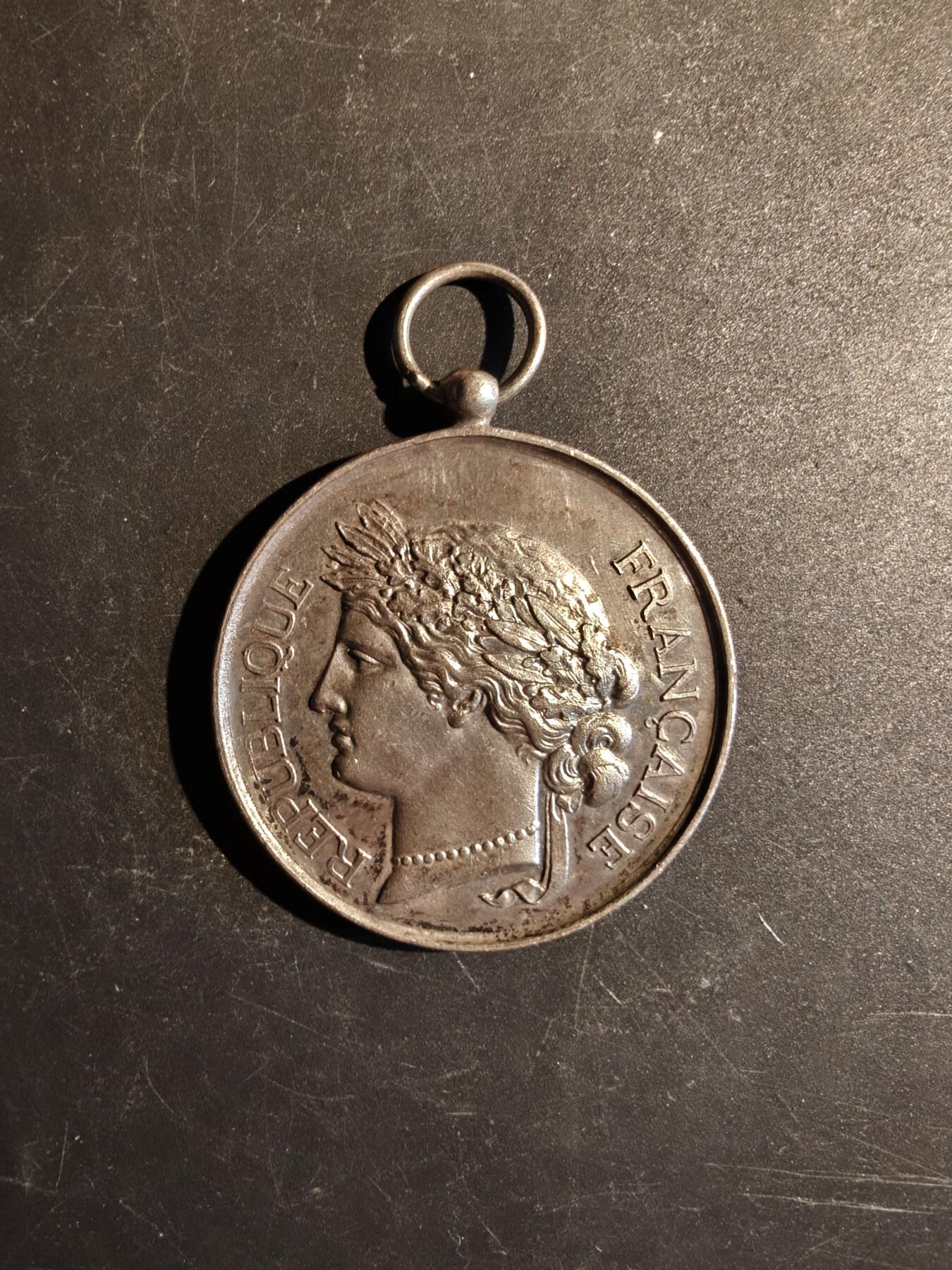 老王徽章第167期 法国射击联盟荣誉奖章    铜镀银     直径50mm.    重量50g