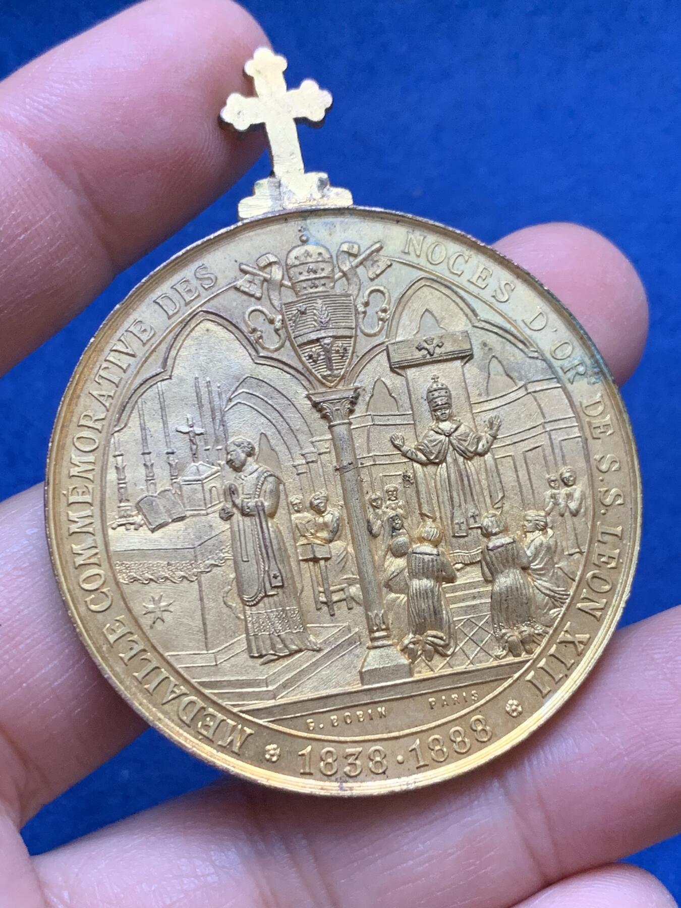 《竞宝斋》第444场 周日，周一，2场连拍 （全场包邮） 教皇利奥十三世纪念镀金铜章 36.8克 46.5mm 细节见图