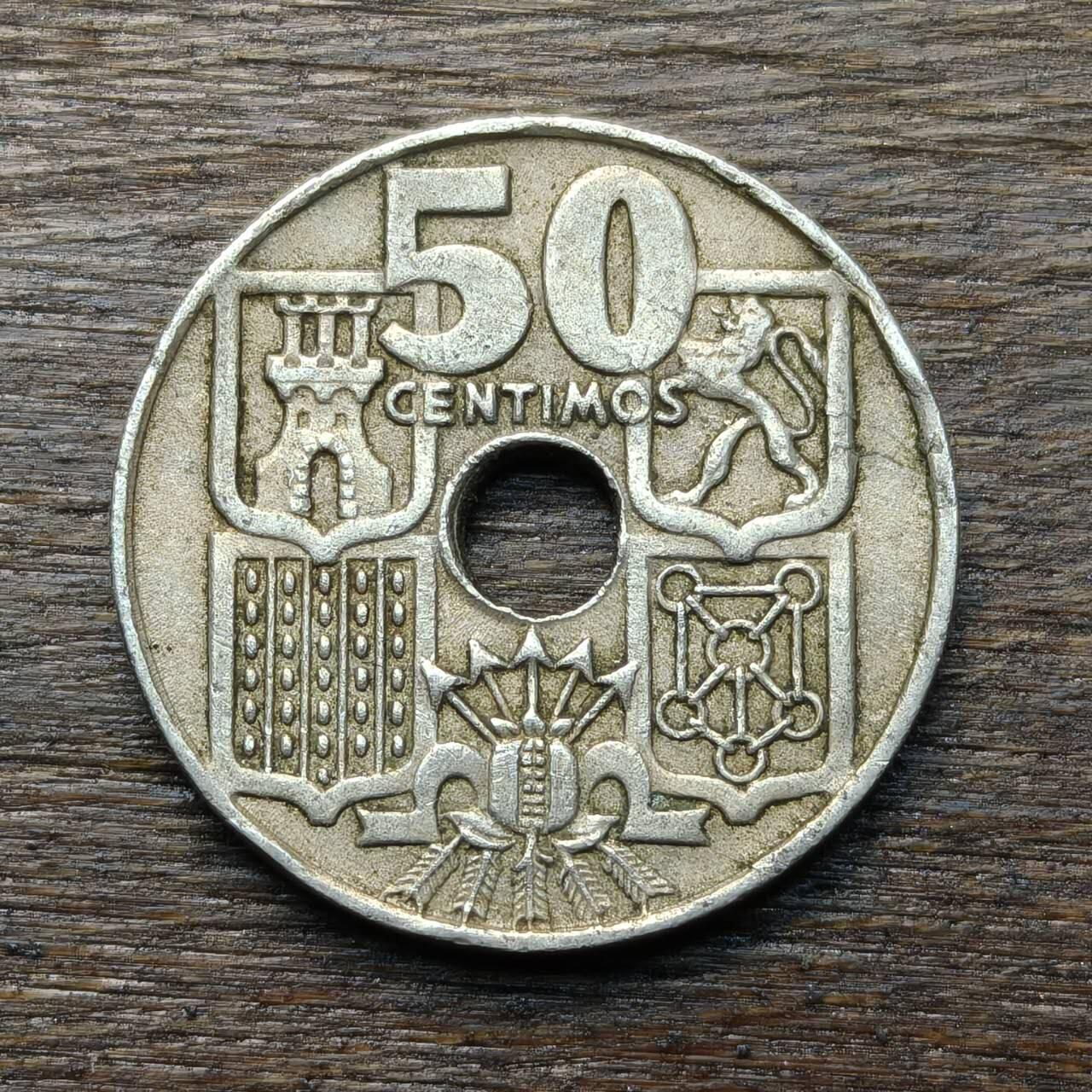 【铜匠收藏】★第134场★散币场，无佣金，30包邮。不满30元，支付5元运费。《接受代拍 代送NGC评级》 西班牙 1949年 50分 箭头向上 中孔 镍币