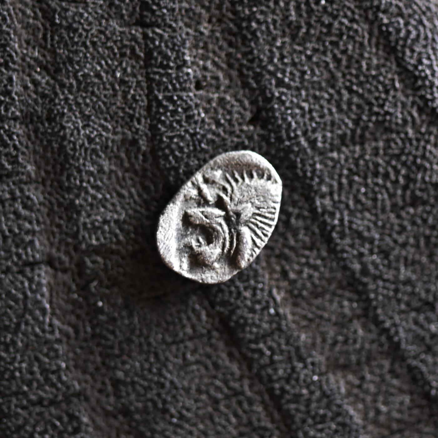 【良泉】【2025年最后一场】12月18日晚19.30点开拍！188组【直播场】西方古代钱币、丝路杂项、印章！ 【微雕精品】公元前450-前400年【古希腊】密细亚-克孜科斯城，正面咆哮狮子，背野猪和金枪鱼，半奥波，微型银币，0.25克