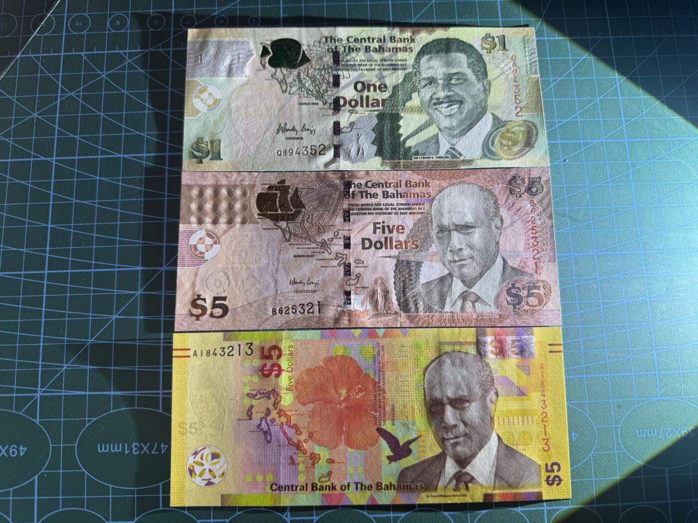 【炜奕收藏】，第五十二期 巴哈马3张，UNC品相，包含一张无47