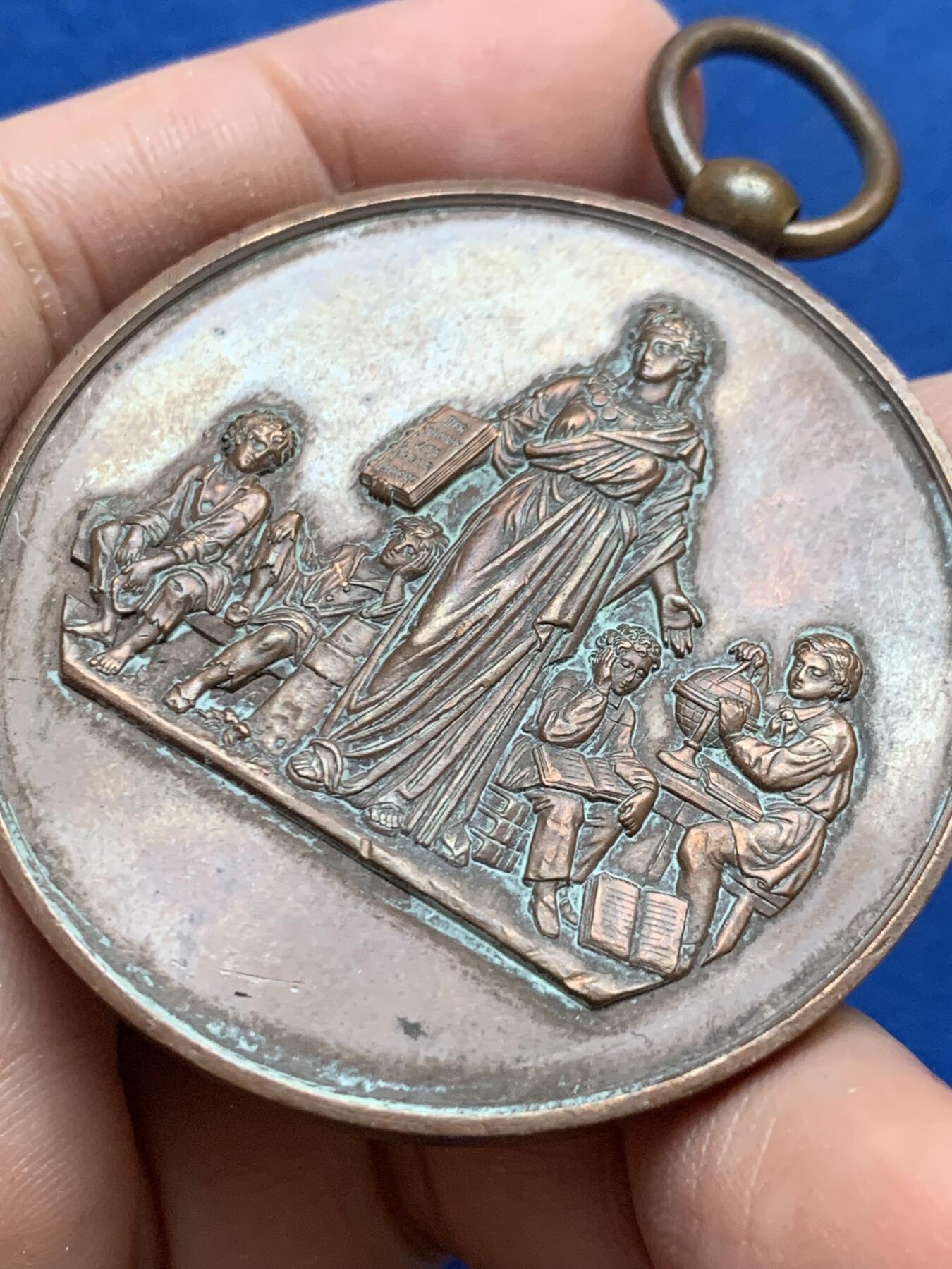 《竞宝斋》第444场 周日，周一，2场连拍 （全场包邮） 法国里昂教育铜质奖章 直径50.2mm，重量62.8g，早期老章，无边铭。