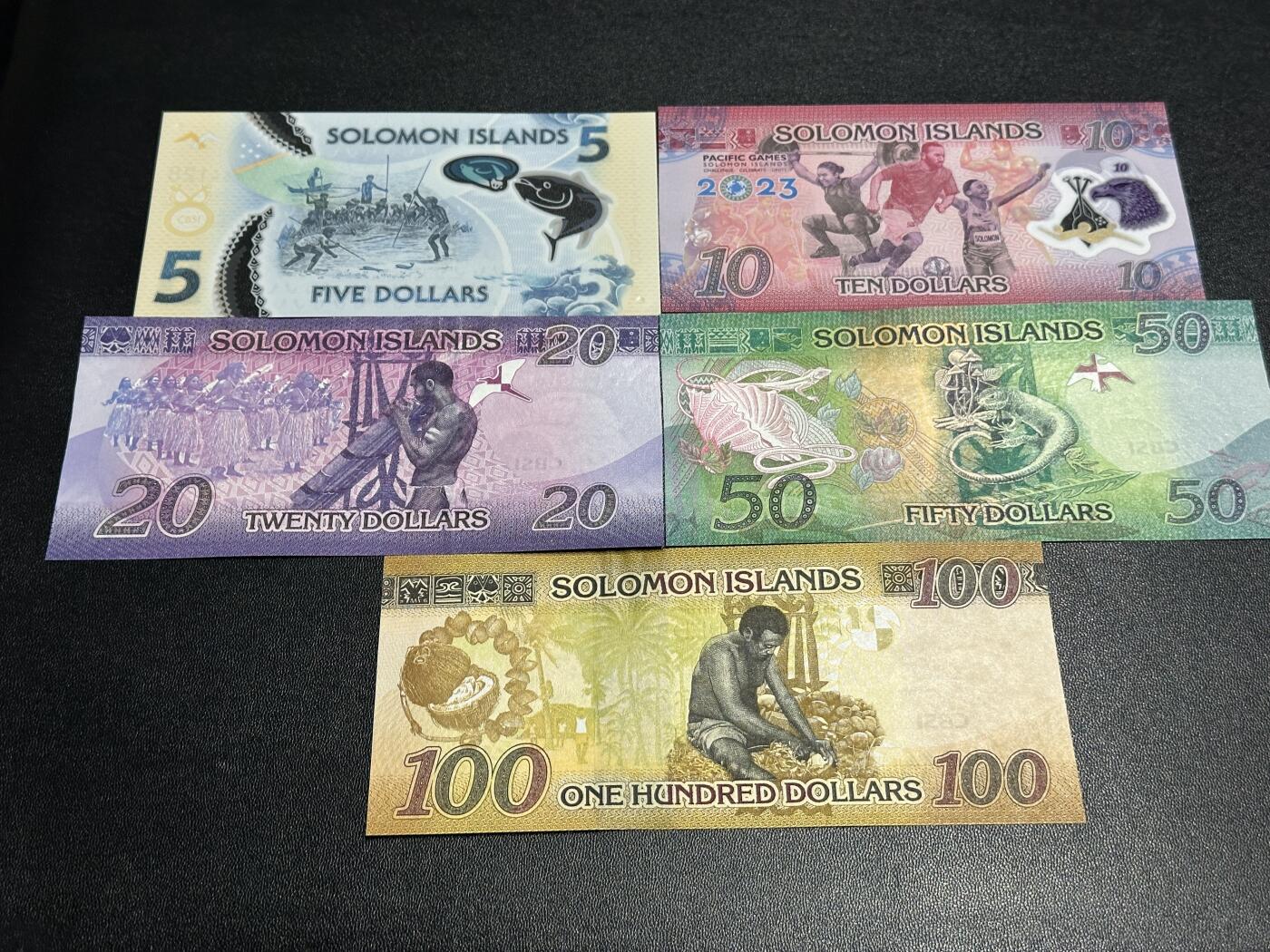 《外钞收藏家》第五百九十期（欧洲强钞、港币、硬通货及丰富裸币大拍场）（本平台长期征集拍品、欢迎藏友们联系合作） 所罗门群岛5-100 五张一起 全新UNC 全部是靓号尾8