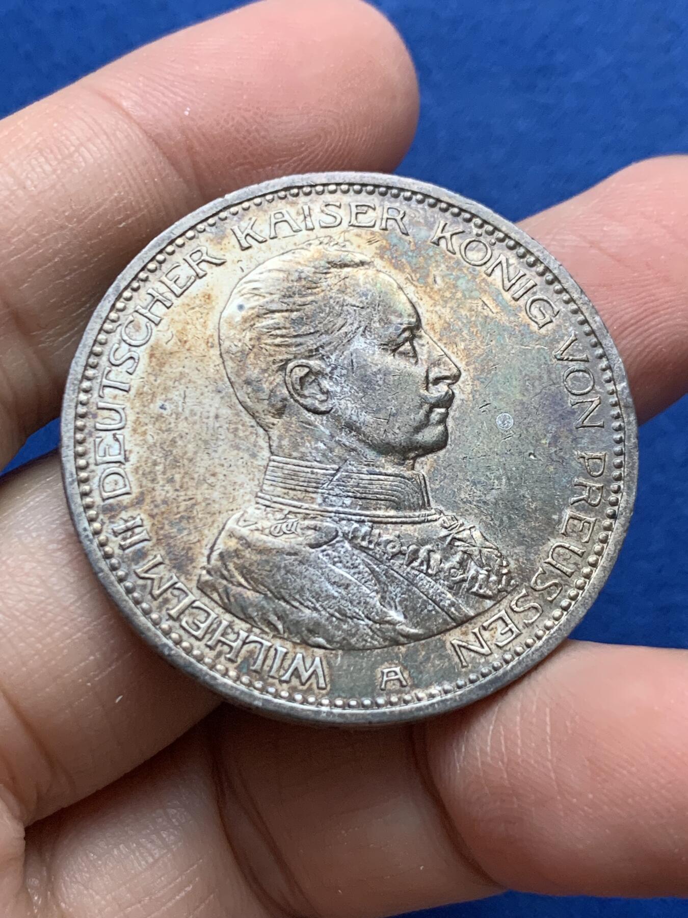 《竞宝斋》第444场 周日，周一，2场连拍 （全场包邮） 德国 1913年 普鲁士威廉二世军装5马克银币 表面感觉有油漆痕迹 细节见图