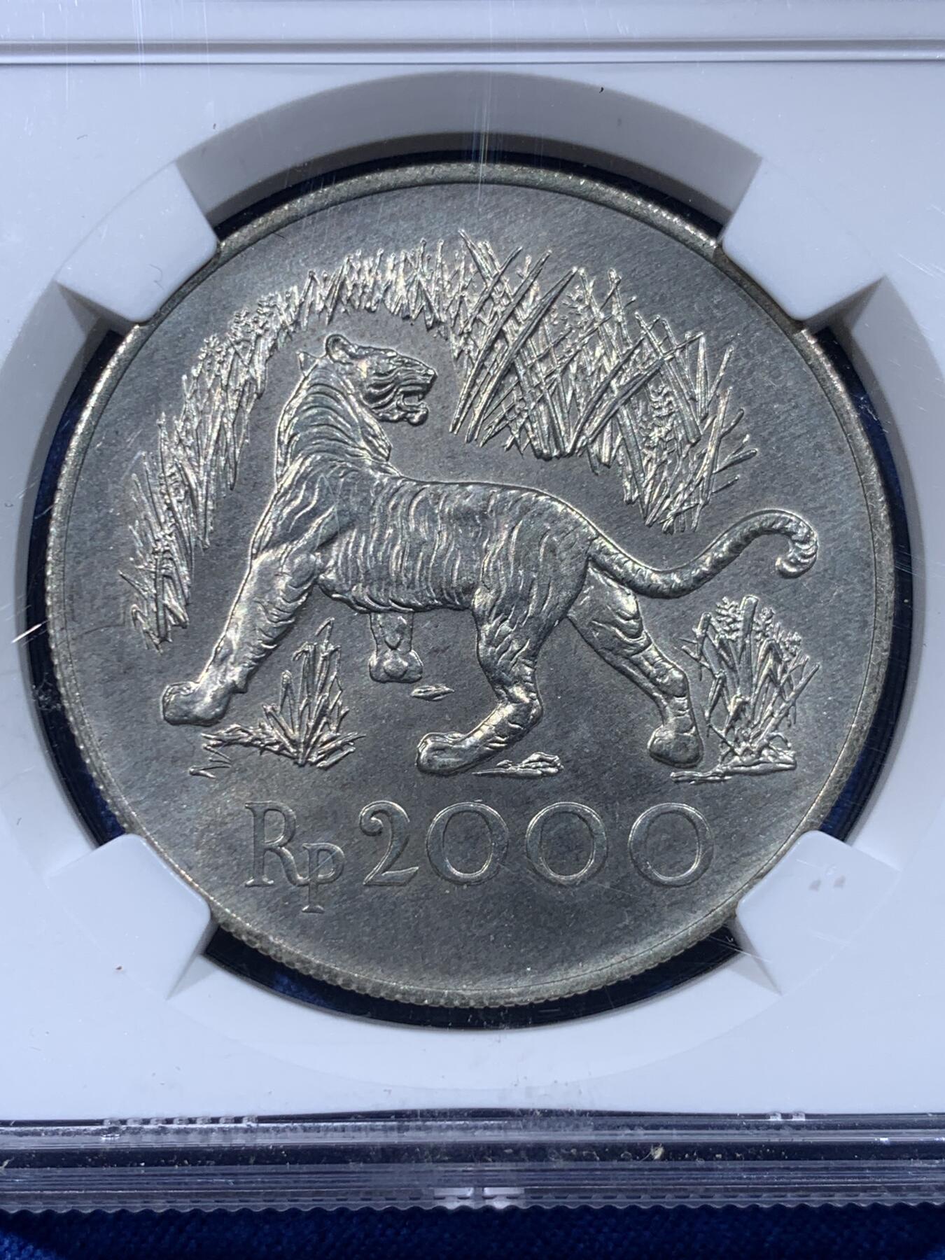 《竞宝斋》第444场 周日，周一，2场连拍 （全场包邮） NGC UNC 印尼1974年爪哇虎2000卢比纪念大银币，细节不错。