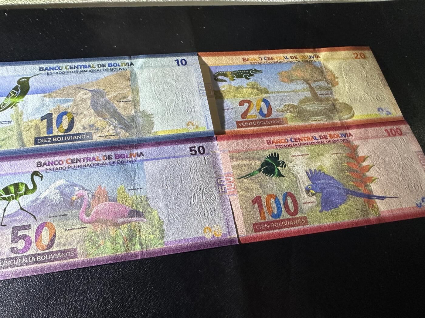 《外钞收藏家》第五百九十期（欧洲强钞、港币、硬通货及丰富裸币大拍场）（本平台长期征集拍品、欢迎藏友们联系合作） 玻利维亚10-100面额 4张一起 全新UNC 全部是尾8