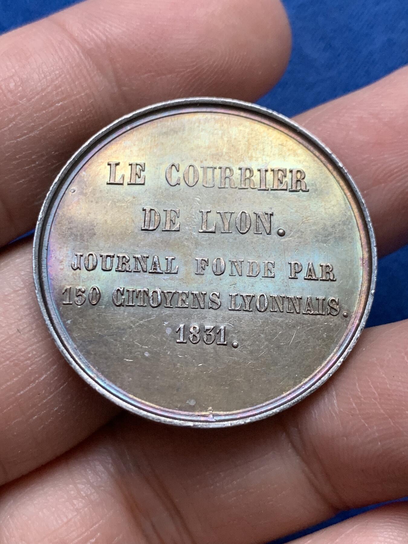《竞宝斋》第444场 周日，周一，2场连拍 （全场包邮） 1831年里昂信使报圆形银章 32.8mm 14.4g 手指铭 五彩高浮雕