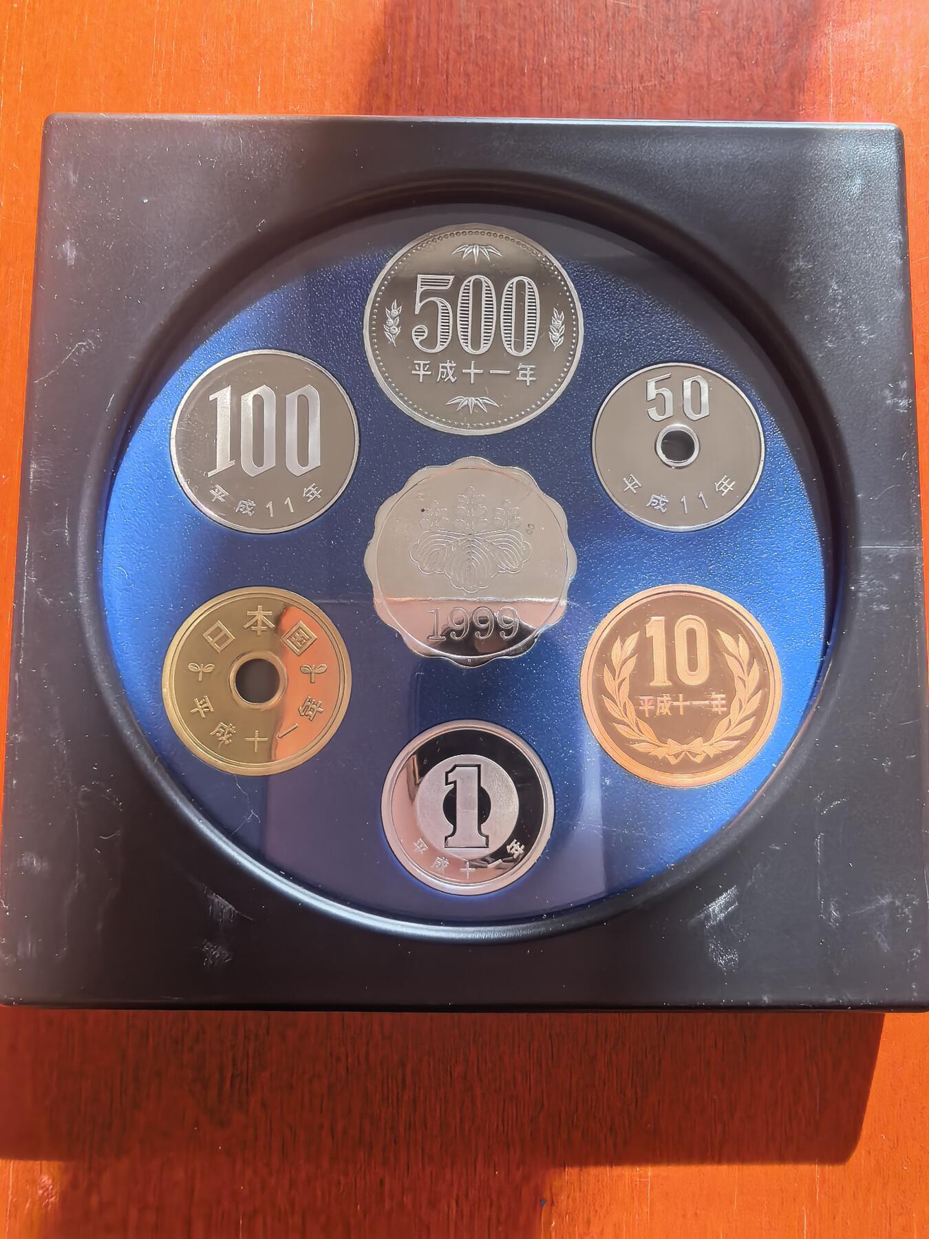 长老汇蛇年精选第七十八场拍卖 1999日本老钱币系列之一6枚精制币套装小方盒，含银质梅花形银章1枚，单面镀金