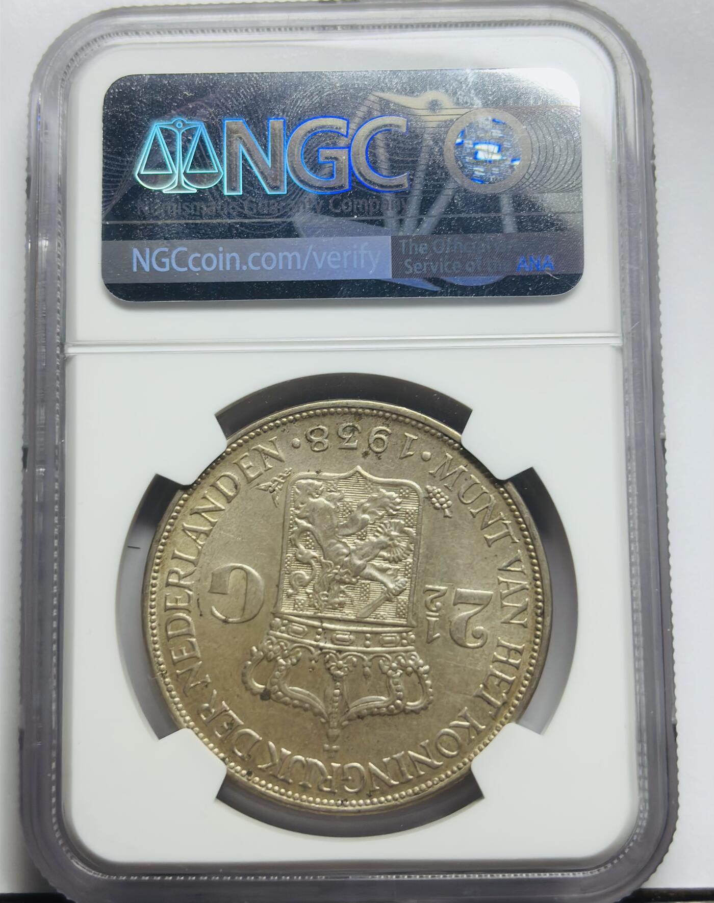 文馨钱币收藏第 283 场，【大雪鉴珍，寒英缀金】金银纪念币精品场，诚邀您的参与【长期接代拍品】 1938 年荷兰威廉明娜女王 2.5 盾大银币 NGC 评级 AU58 分，毛发丝丝可见，肖像神韵生动，光感度拉满，细节看图