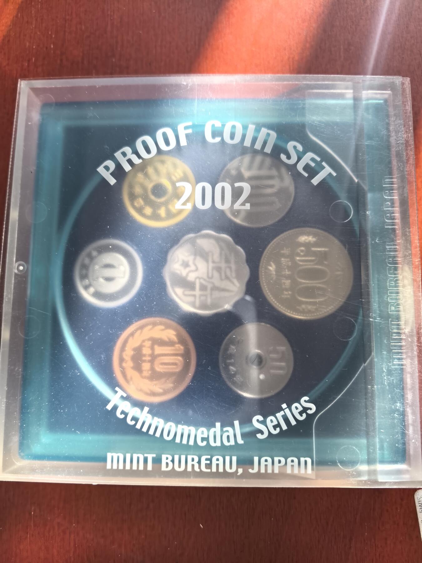 长老汇蛇年精选第七十八场拍卖 2002日本科技系列之一6枚精制币套装小方盒，含银质梅花形银章1枚