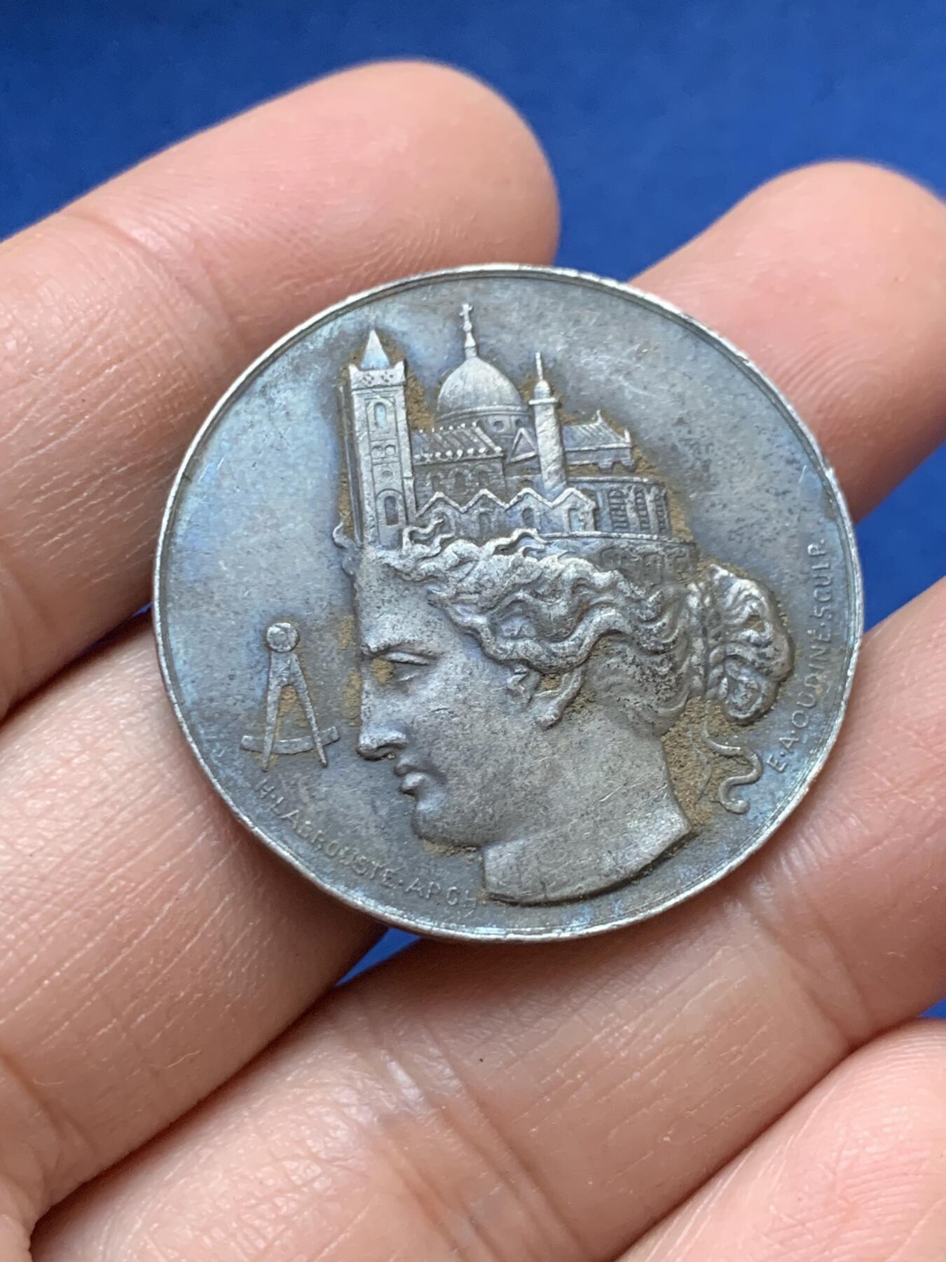 《竞宝斋》第444场 周日，周一，2场连拍 （全场包邮） 1896年法国中央建筑师协会纪念银章 正面头戴城市建筑皇冠的女神 15.15克 33.3mm