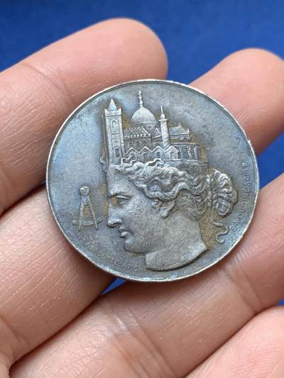 《竞宝斋》第444场 周日，周一，2场连拍 （全场包邮） - 1896年法国中央建筑师协会纪念银章 正面头戴城市建筑皇冠的女神 15.15克 33.3mm