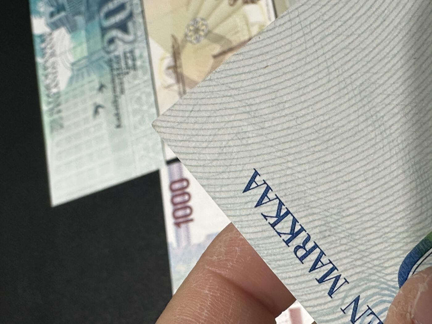 《外钞收藏家》第五百九十期（欧洲强钞、港币、硬通货及丰富裸币大拍场）（本平台长期征集拍品、欢迎藏友们联系合作） 意大利4张+芬兰2张 全新 但是芬兰10马克一个角不绝 全部是靓号尾8