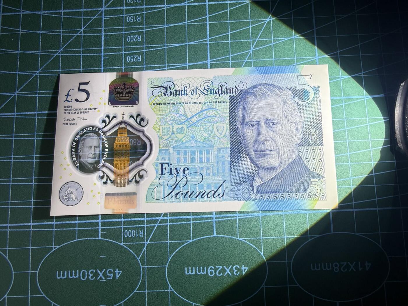 【炜奕收藏】，第五十二期 2024年英国5镑，查尔斯头像，UNC品相，CA01首发冠号码无47