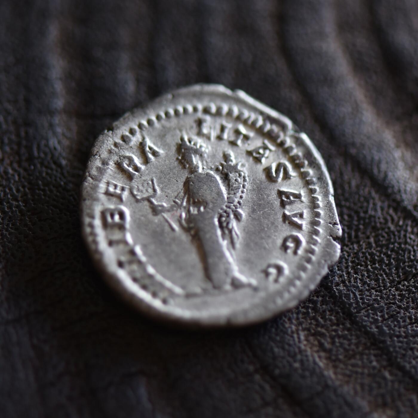 【良泉】【2025年最后一场】12月18日晚19.30点开拍！188组【直播场】西方古代钱币、丝路杂项、印章！ 【藏家出品D】古罗马塞普蒂米乌斯·塞维鲁（193年-211年）“慷慨女神”第纳尔银币，3.76克