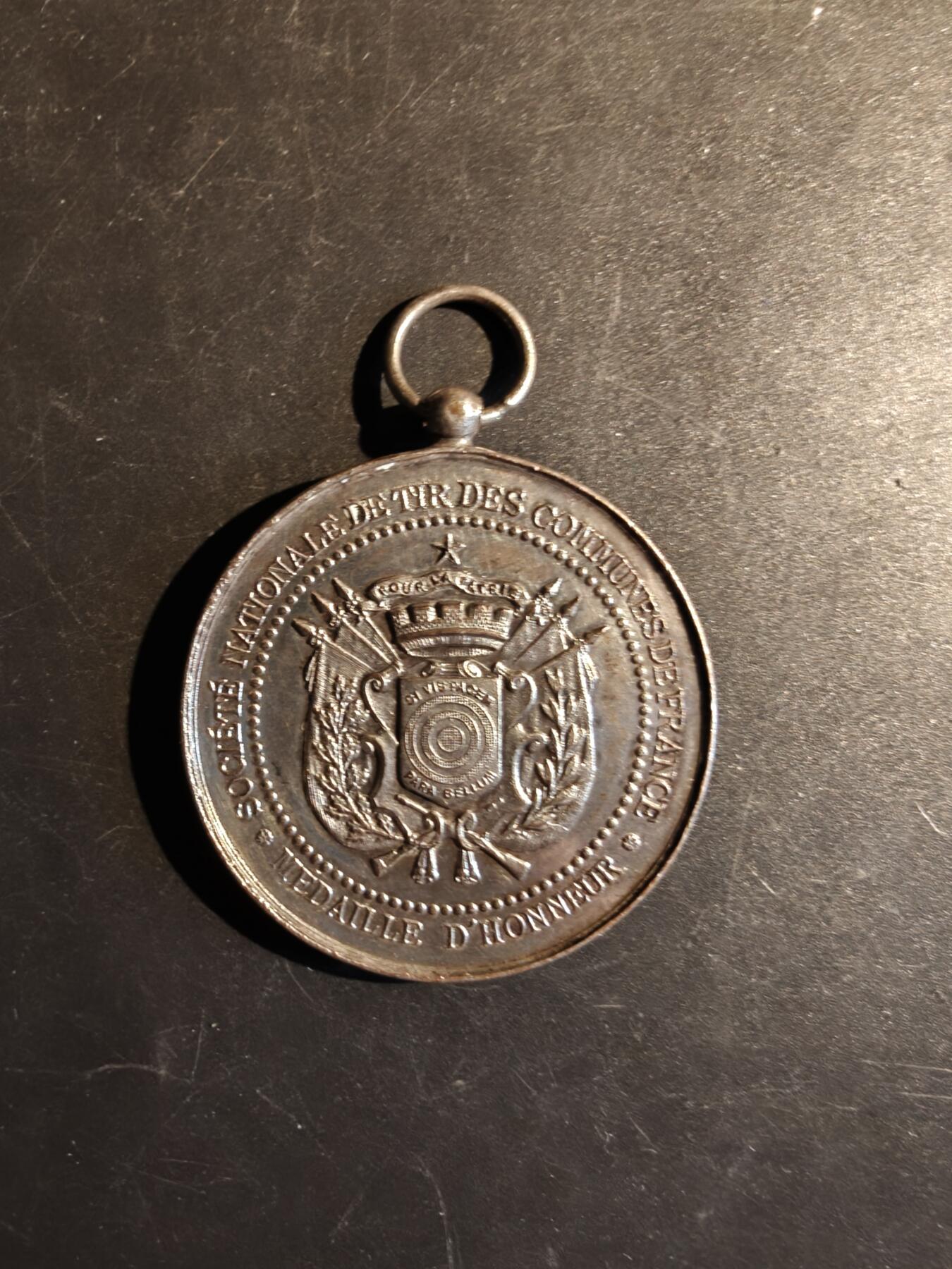 老王徽章第167期 法国射击联盟荣誉奖章    铜镀银     直径50mm.    重量50g