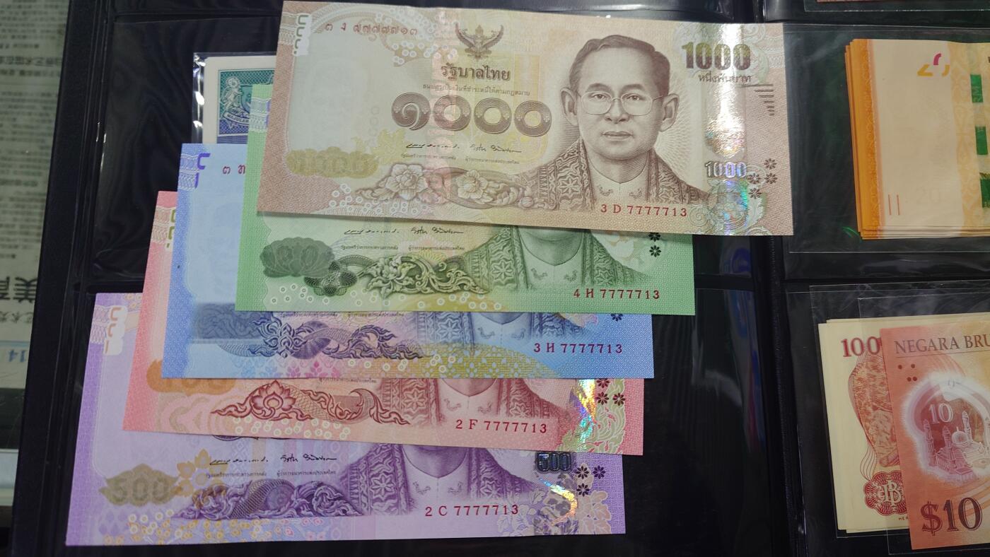 世界钱币～微拍第218期暨2025年第58期  老库存低价起拍 2017年泰国20/50/100/500/1000泰铢 老国王纪念钞 全新绝品全同号 注意50面值正面左边缘有一个天生纸张杂质黑点（图片可见）