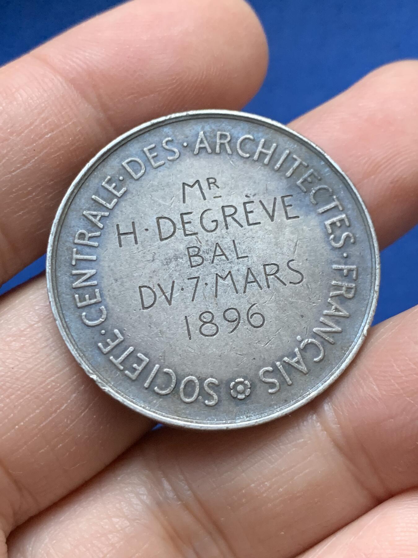 《竞宝斋》第444场 周日，周一，2场连拍 （全场包邮） 1896年法国中央建筑师协会纪念银章 正面头戴城市建筑皇冠的女神 15.15克 33.3mm